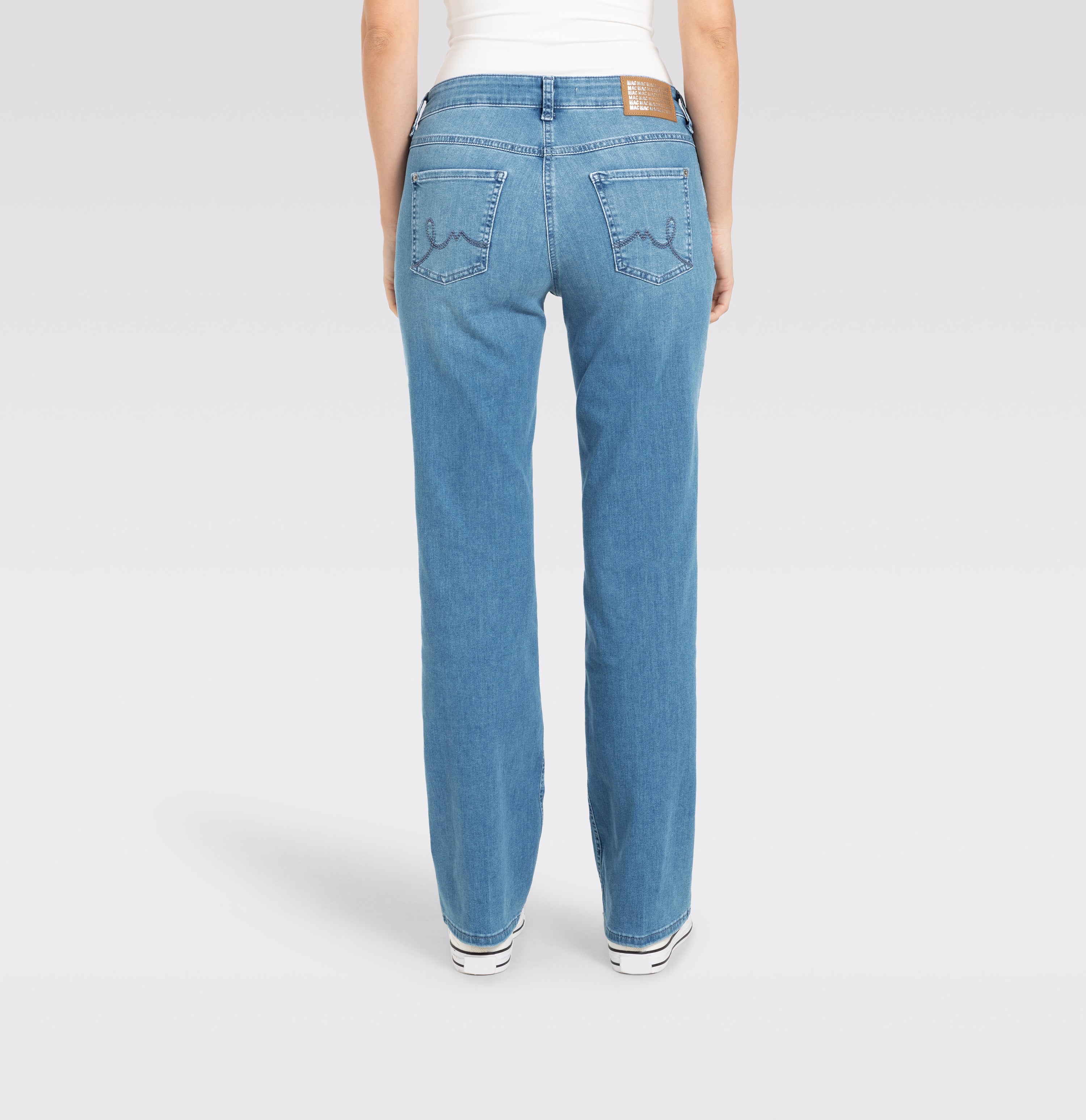Comfortable flared jeans with seam details. | S-NAME | S-FBBZ | Back view of model