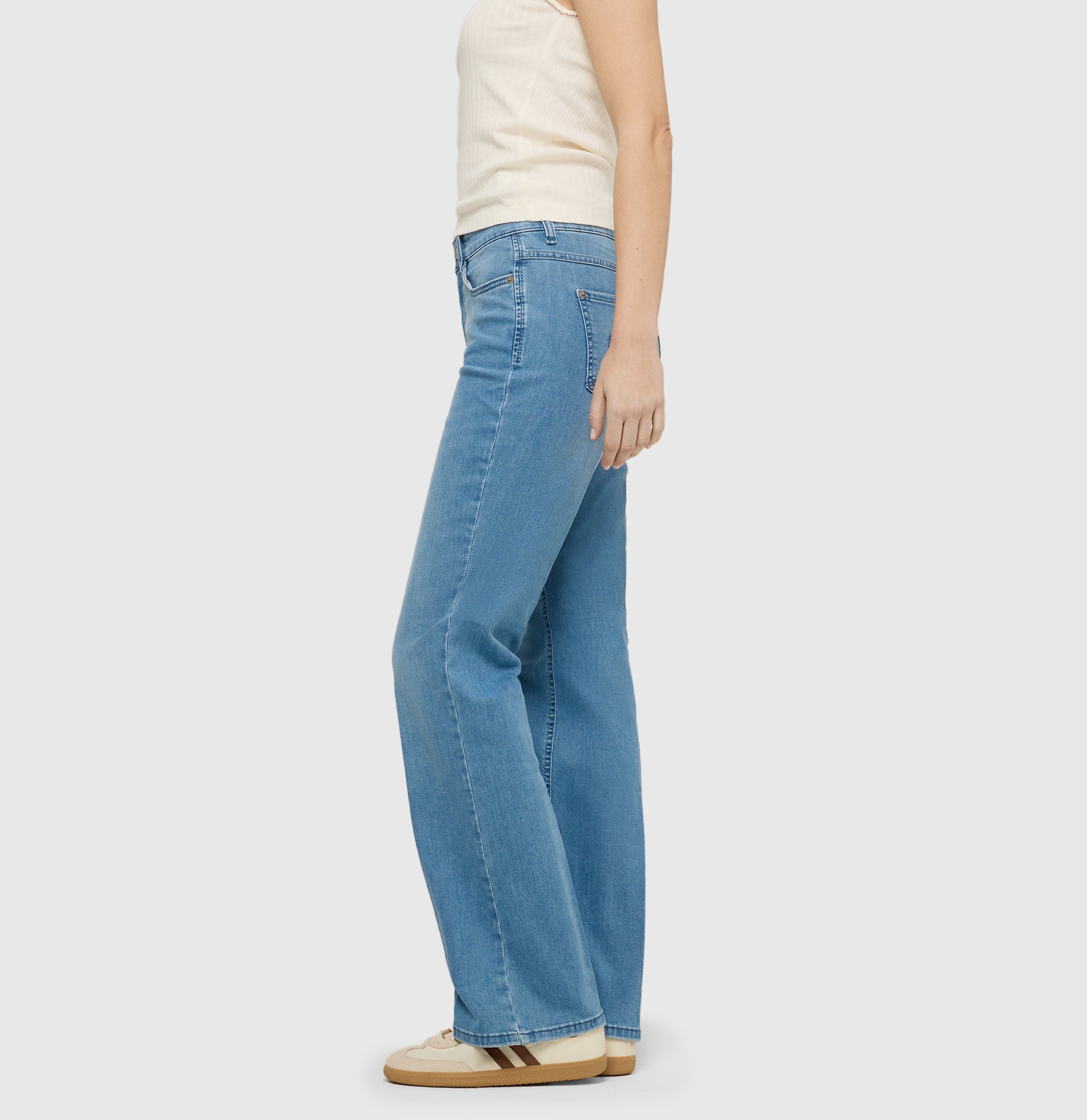 Comfortable flared jeans with seam details. | LAURA | authentic baby blue | Side view of model