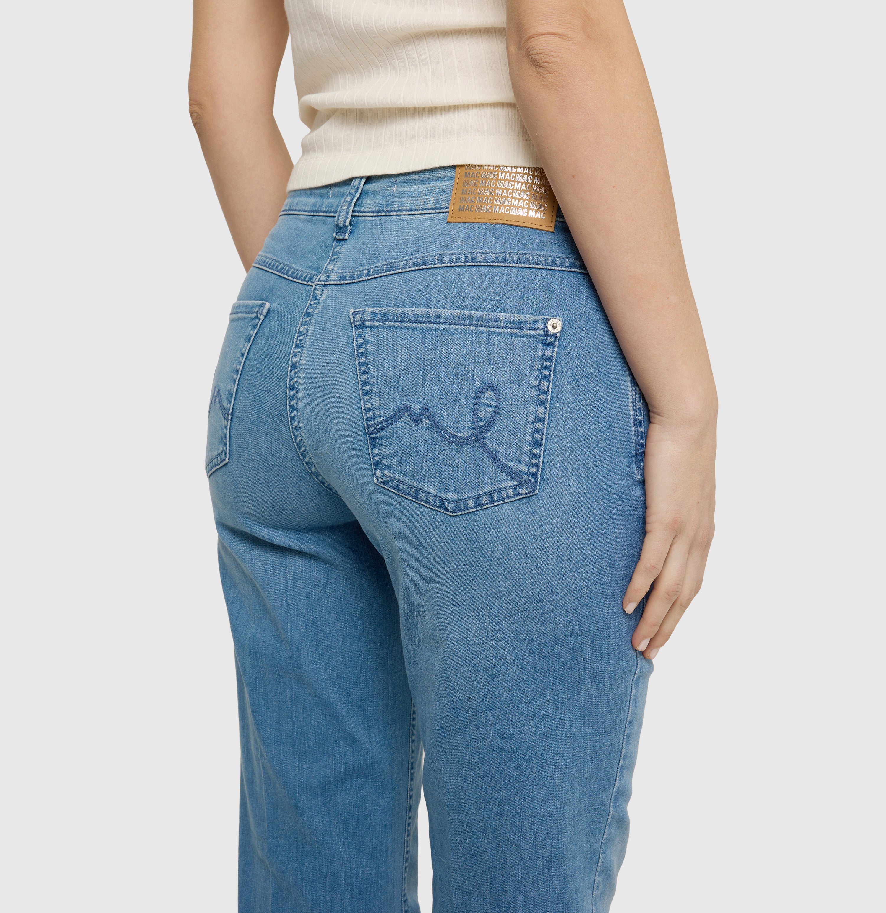 Comfortable flared jeans with seam details. | LAURA | authentic baby blue | Detailed view 2 of model
