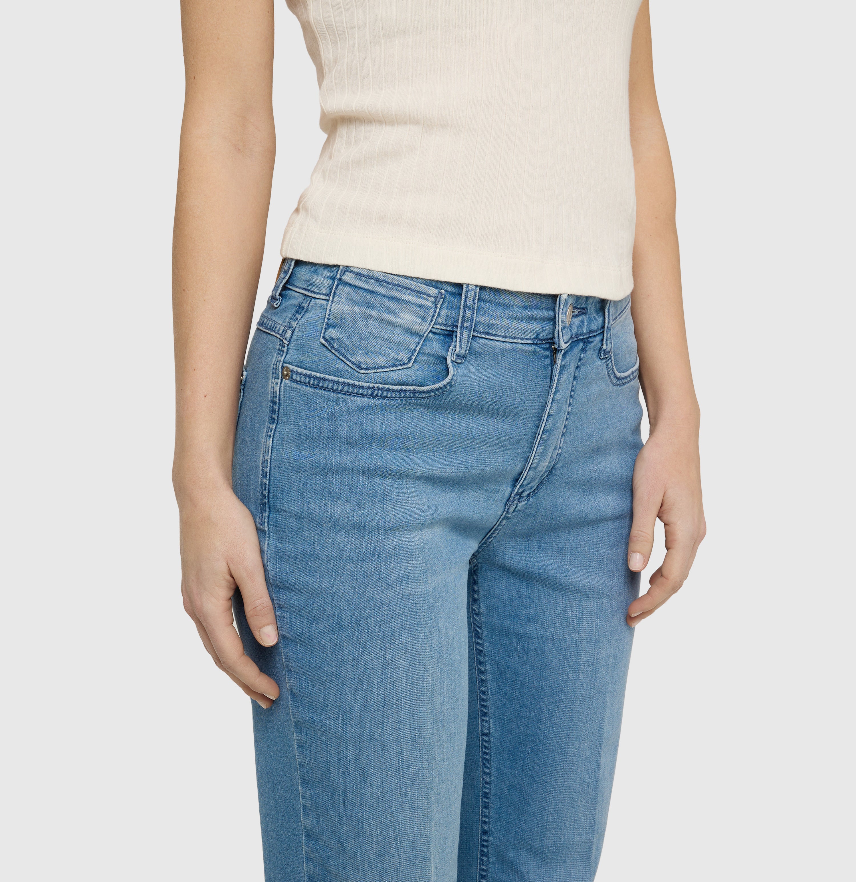 Comfortable flared jeans with seam details. | LAURA | authentic baby blue | Detailed view 3 of model