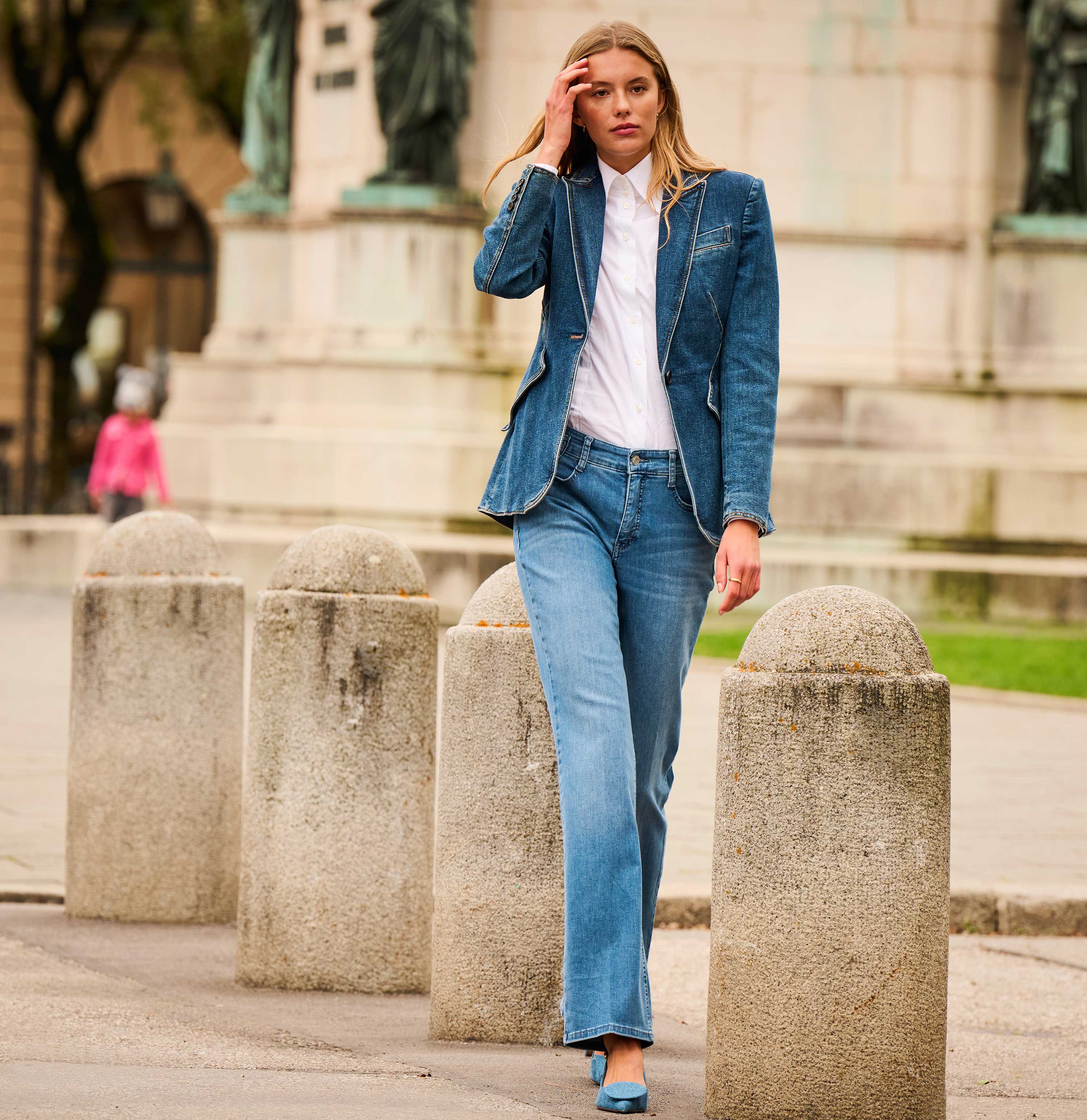 Comfortable flared jeans with seam details. | LAURA | authentic baby blue | Campaign image 3