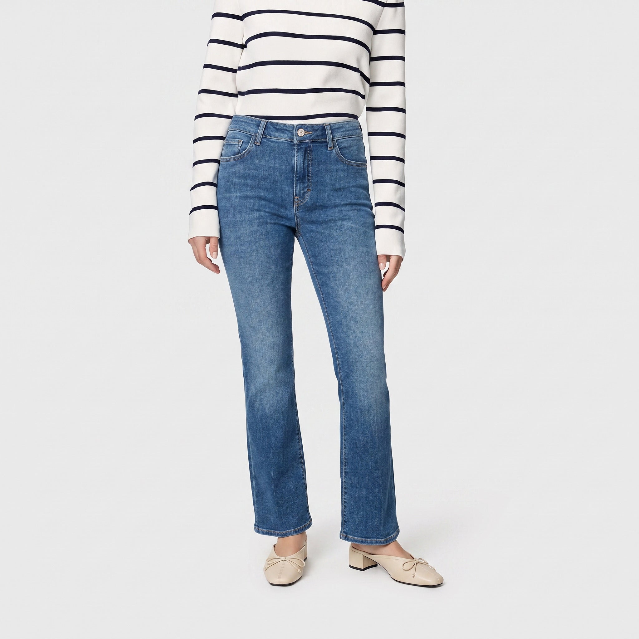Flared jeans made of comfort stretch denim. | LAURA | mid blue use washed | Front view of model