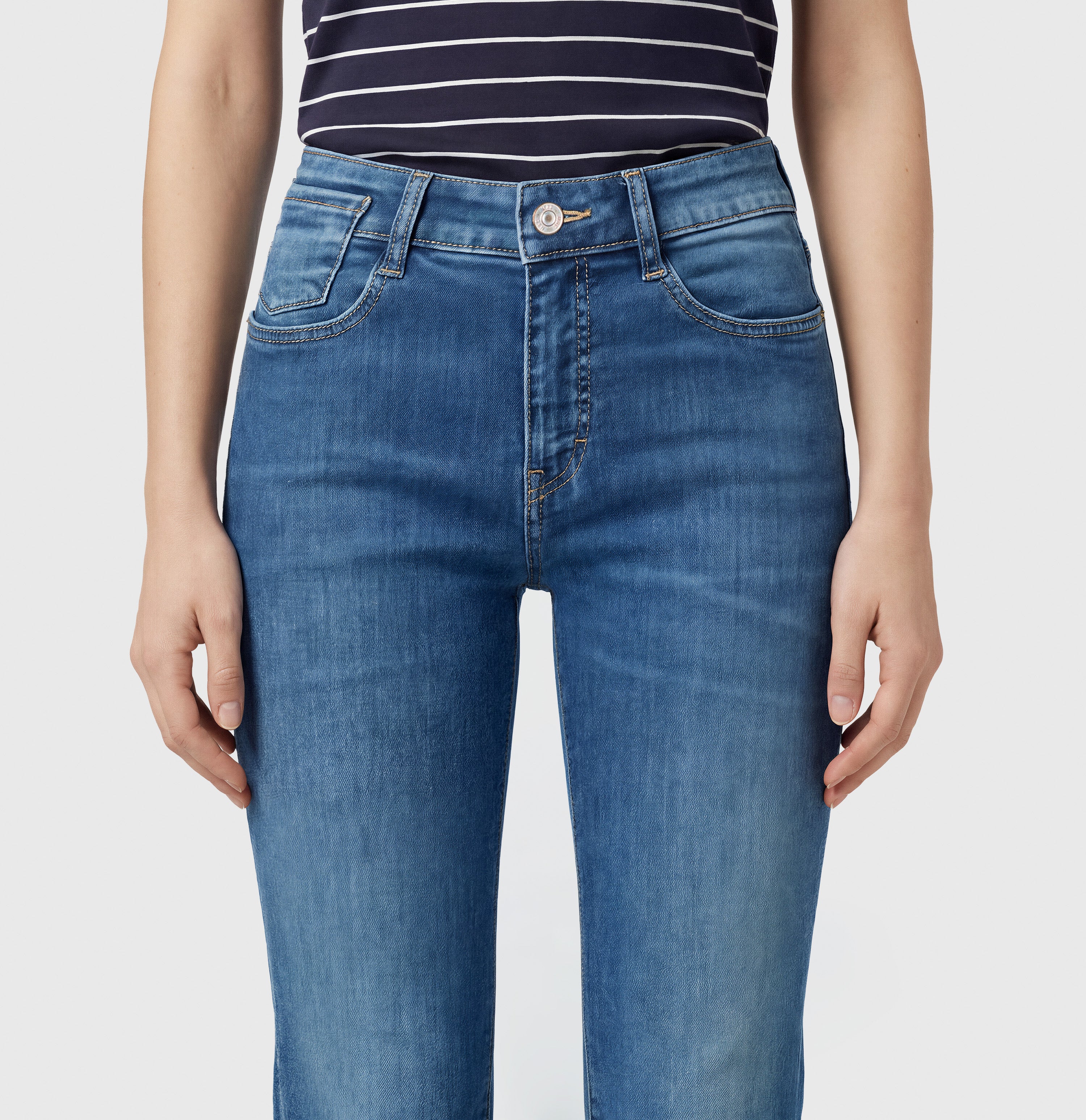 Flared jeans made of comfort stretch denim. | LAURA | mid blue use washed | Detailed view 3 of model