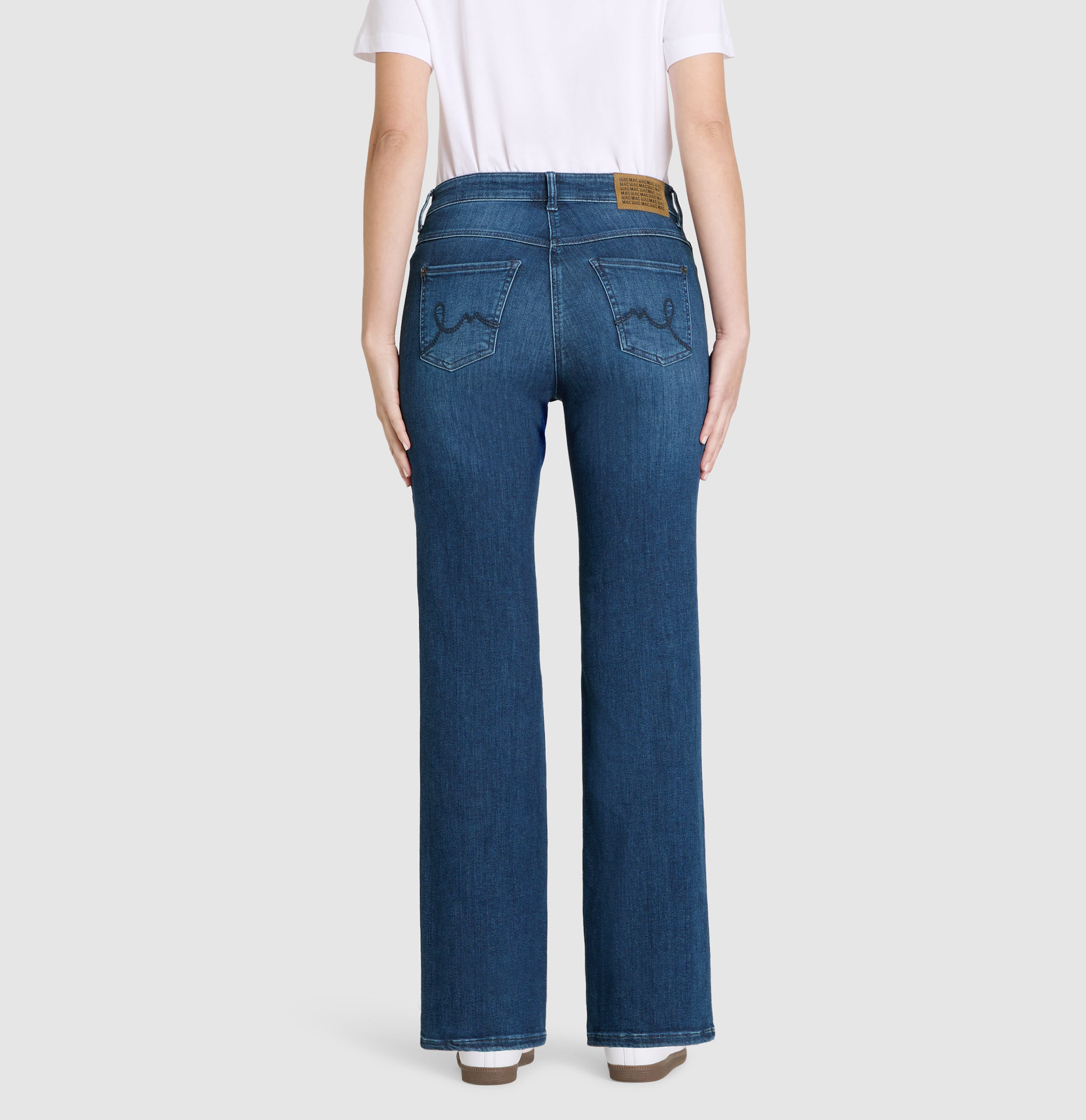 Flared jeans in a comfortable fabric. | LAURA | trendy vintage blue | Back view of model