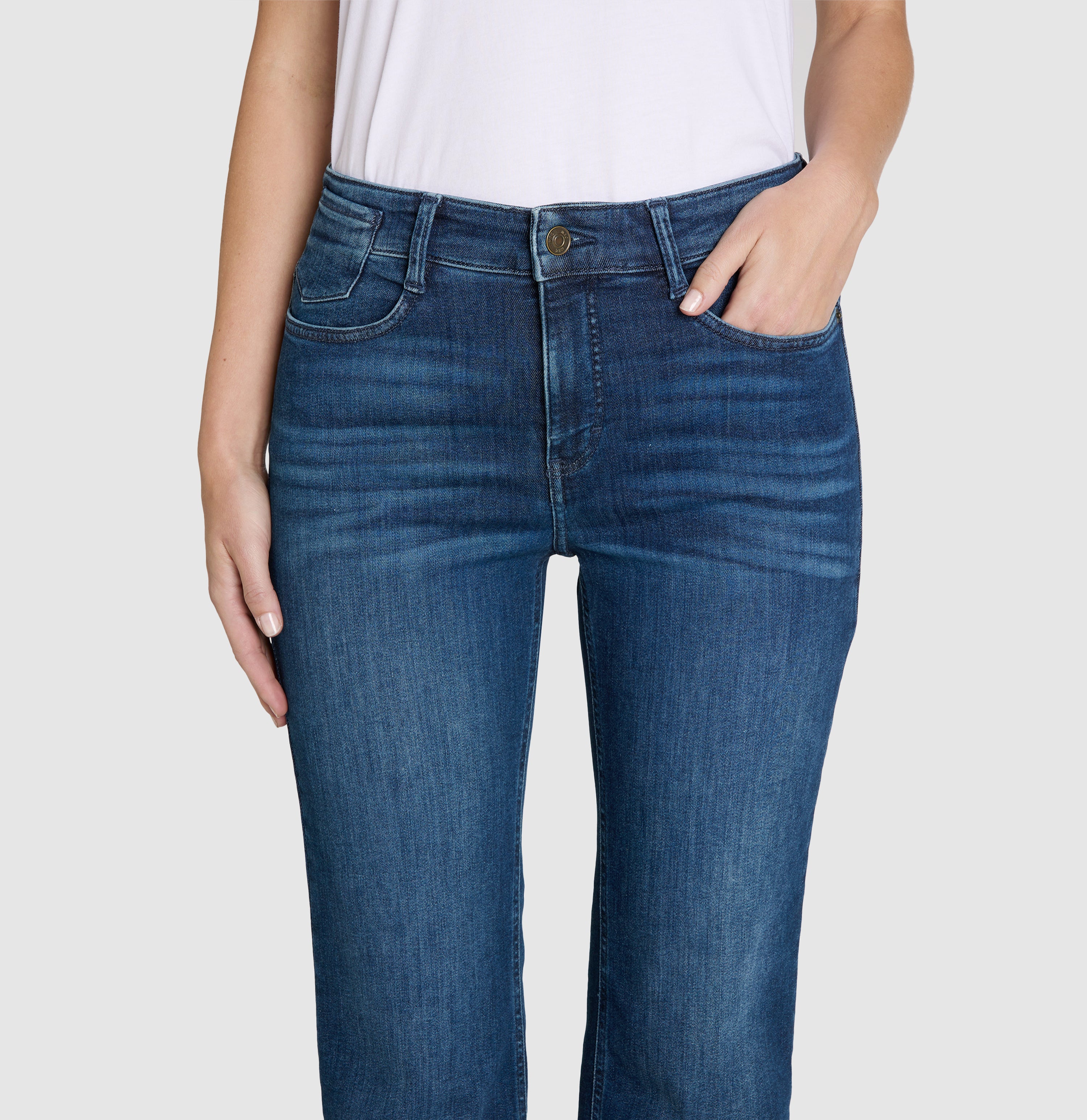 Flared jeans in a comfortable fabric. | LAURA | trendy vintage blue | Detailed view 2 of model