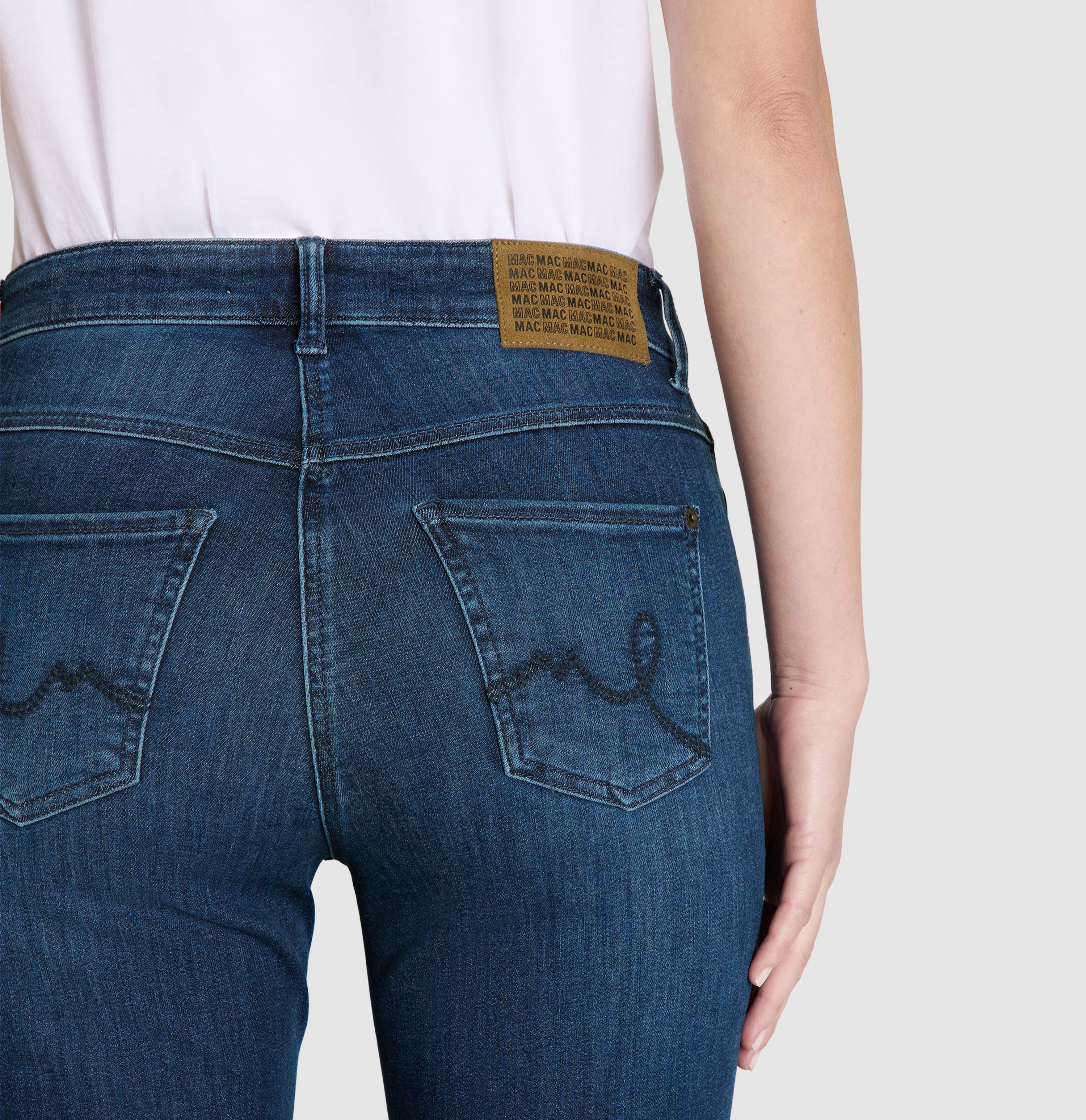 Flared jeans in a comfortable fabric. | LAURA | trendy vintage blue | Detailed view 3 of model
