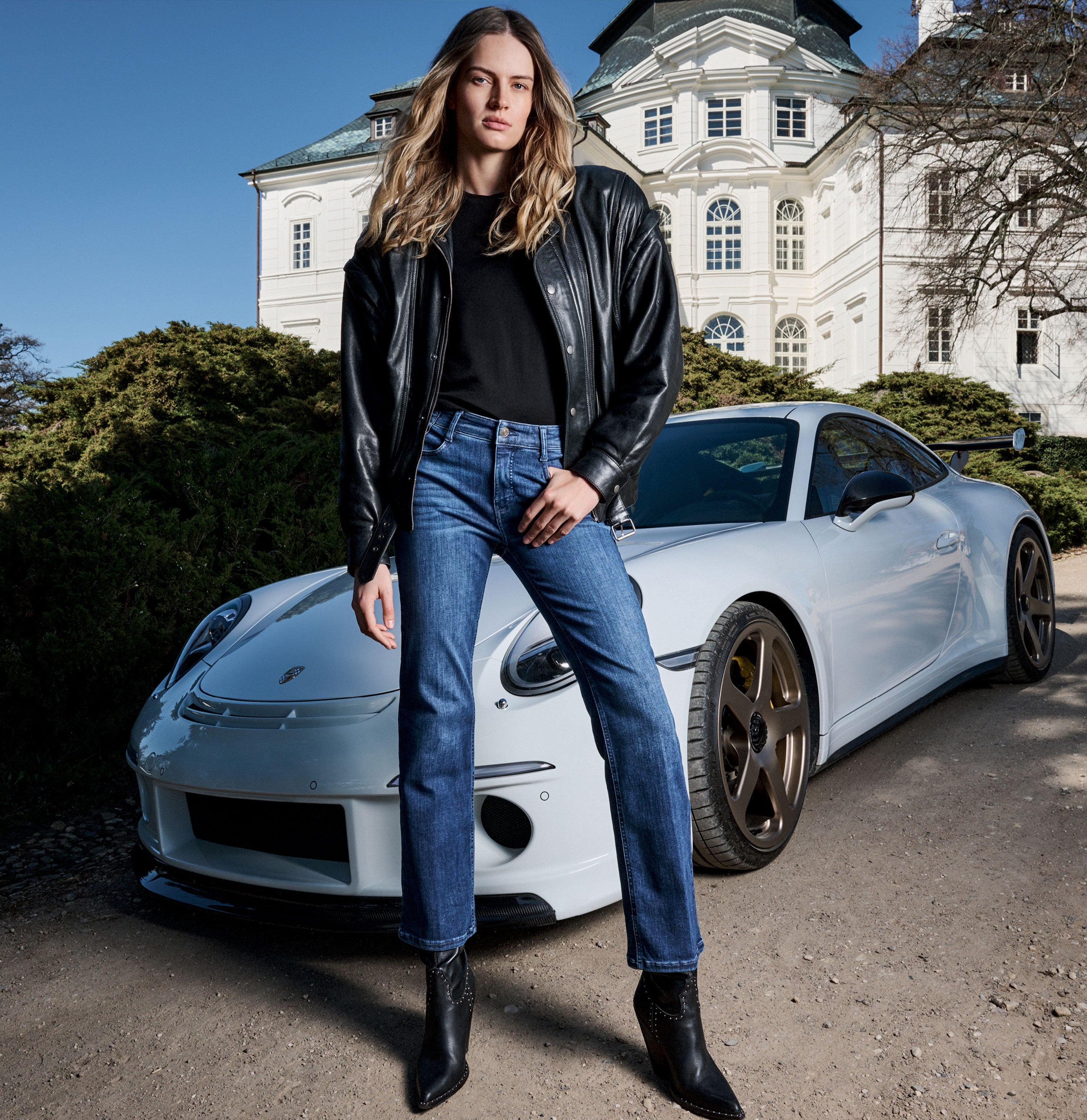 Flared jeans in a comfortable fabric. | LAURA | trendy vintage blue | Campaign image 3