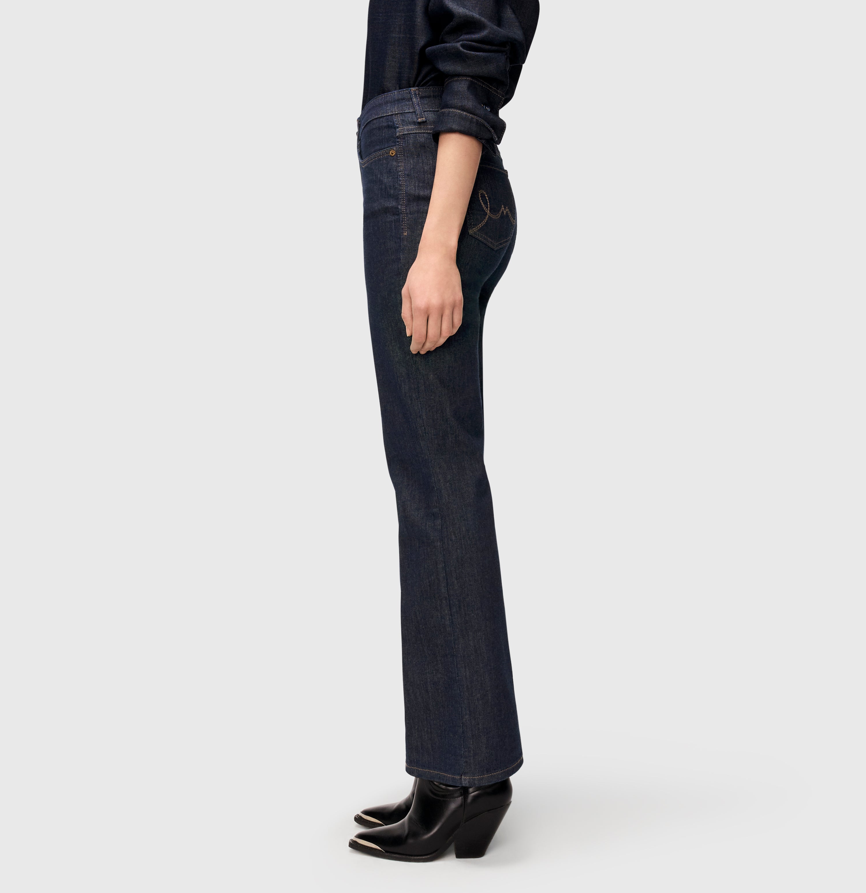 Comfortable flared jeans with seam details. | LAURA | fashion rinsed | Detailed view 2 of model
