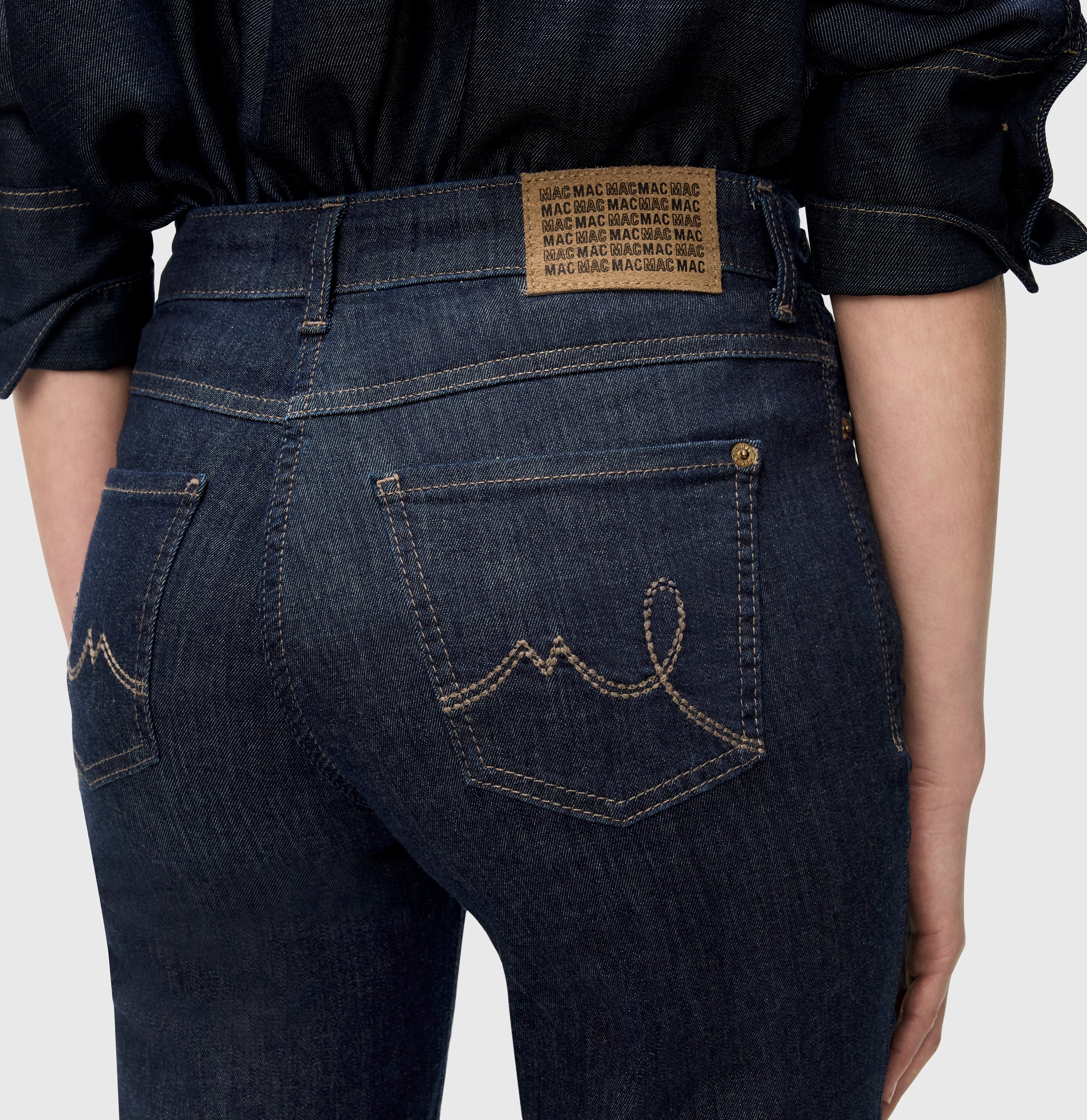 Comfortable flared jeans with seam details. | LAURA | fashion rinsed | Detailed view 3 of model