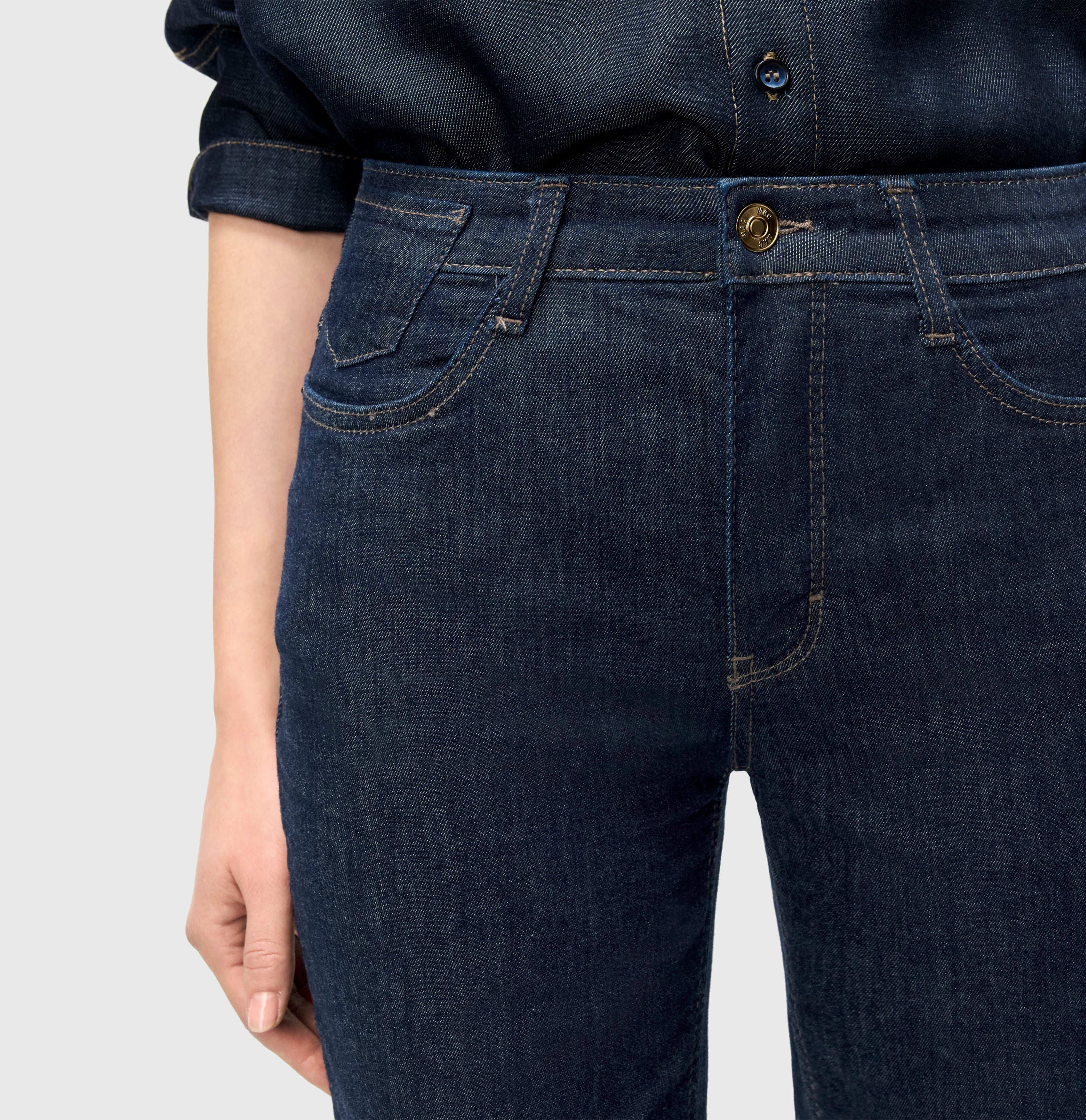 Comfortable flared jeans with details. | LAURA | fashion rinsed | Detailed view 4 of model