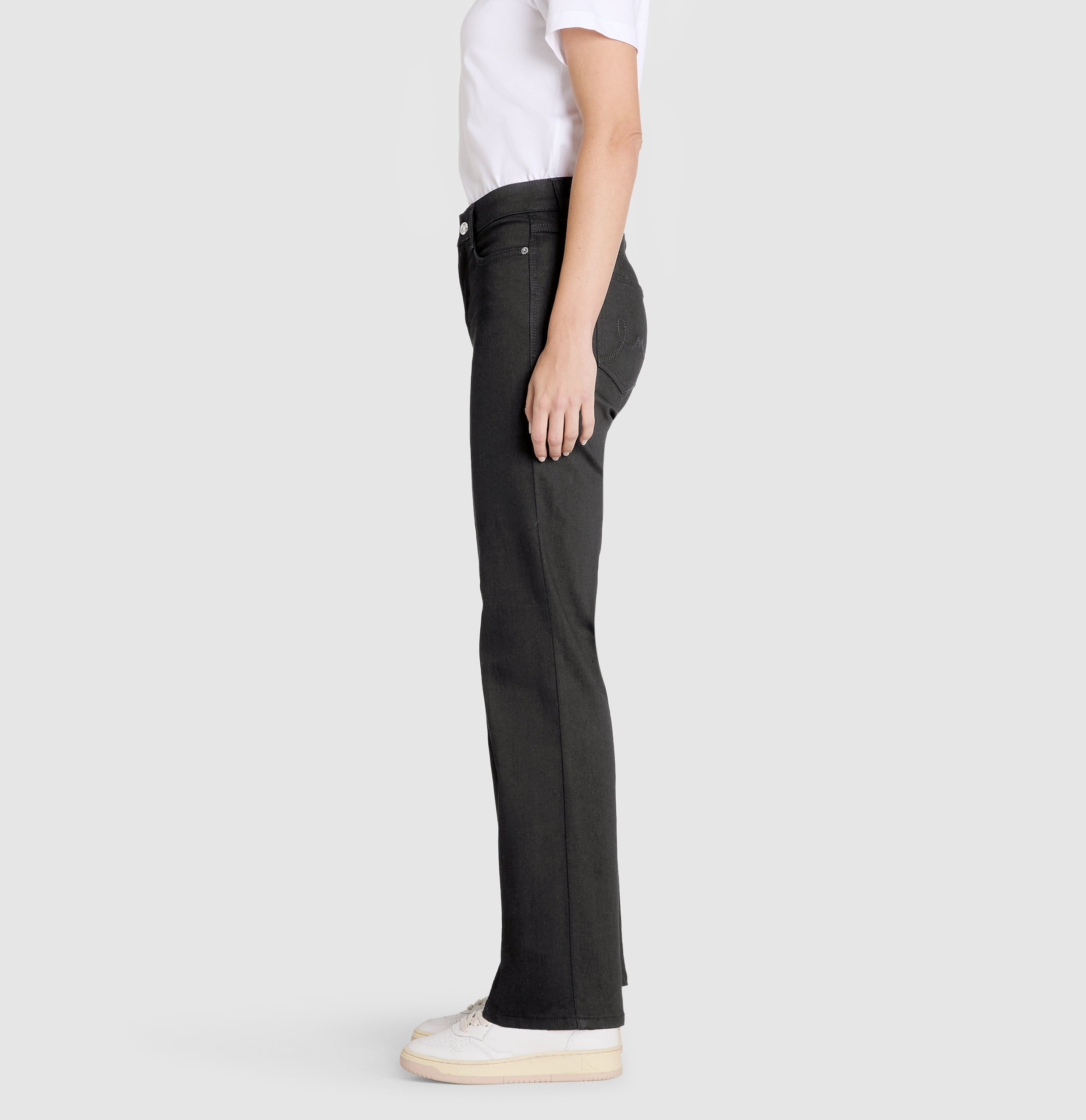Comfortable flared jeans with seam details. | S-NAME | S-FBBZ | Side view of model