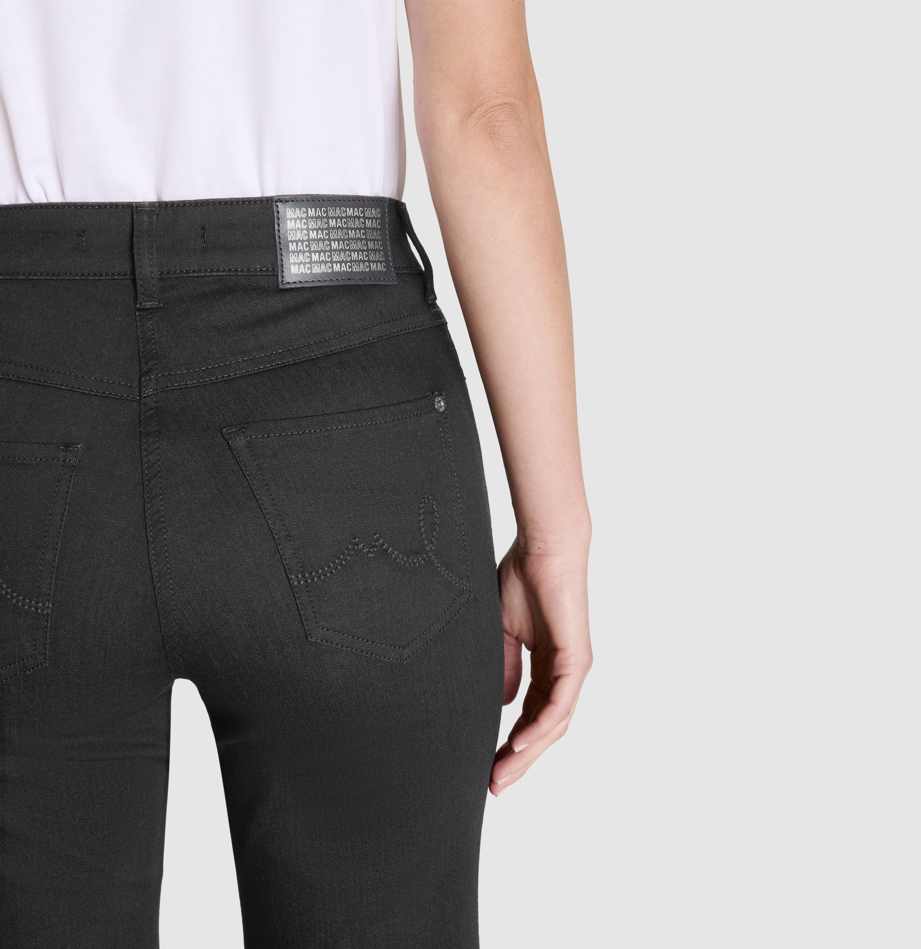 Comfortable flared jeans with seam details. | LAURA | black-black | Detailed view 2 of model