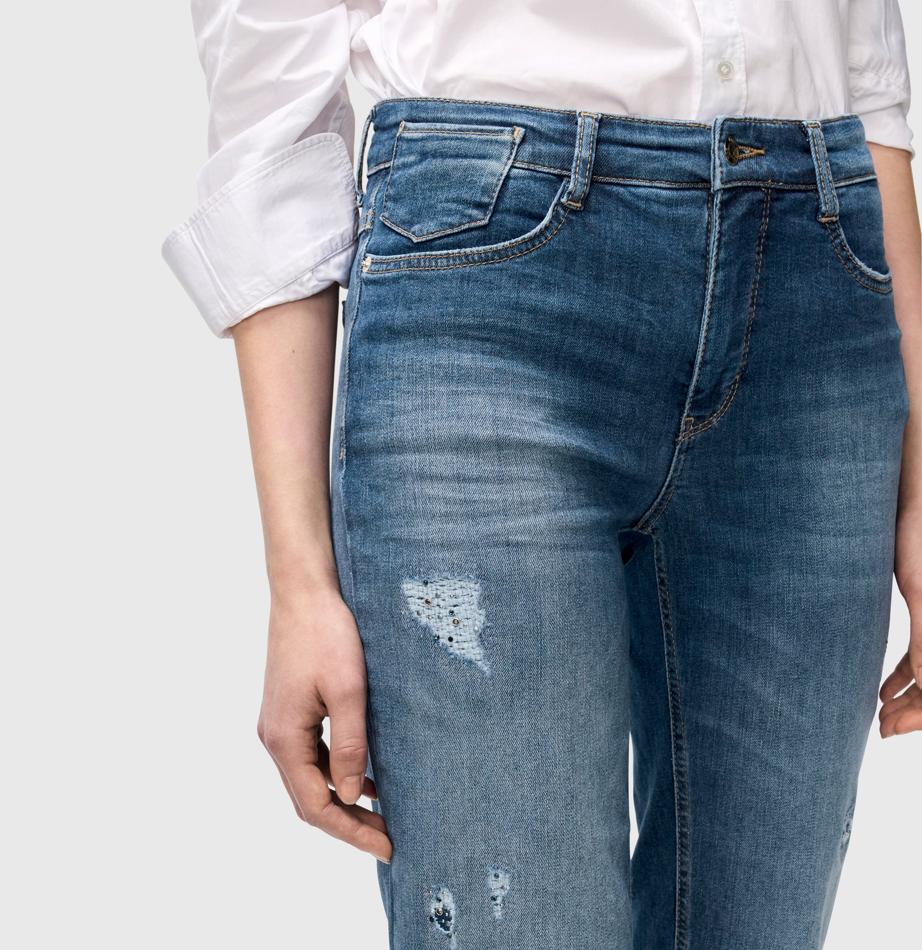 Flared fit with destroyed details and studs. | LAURA glam | indigo destroyed | Side view of model