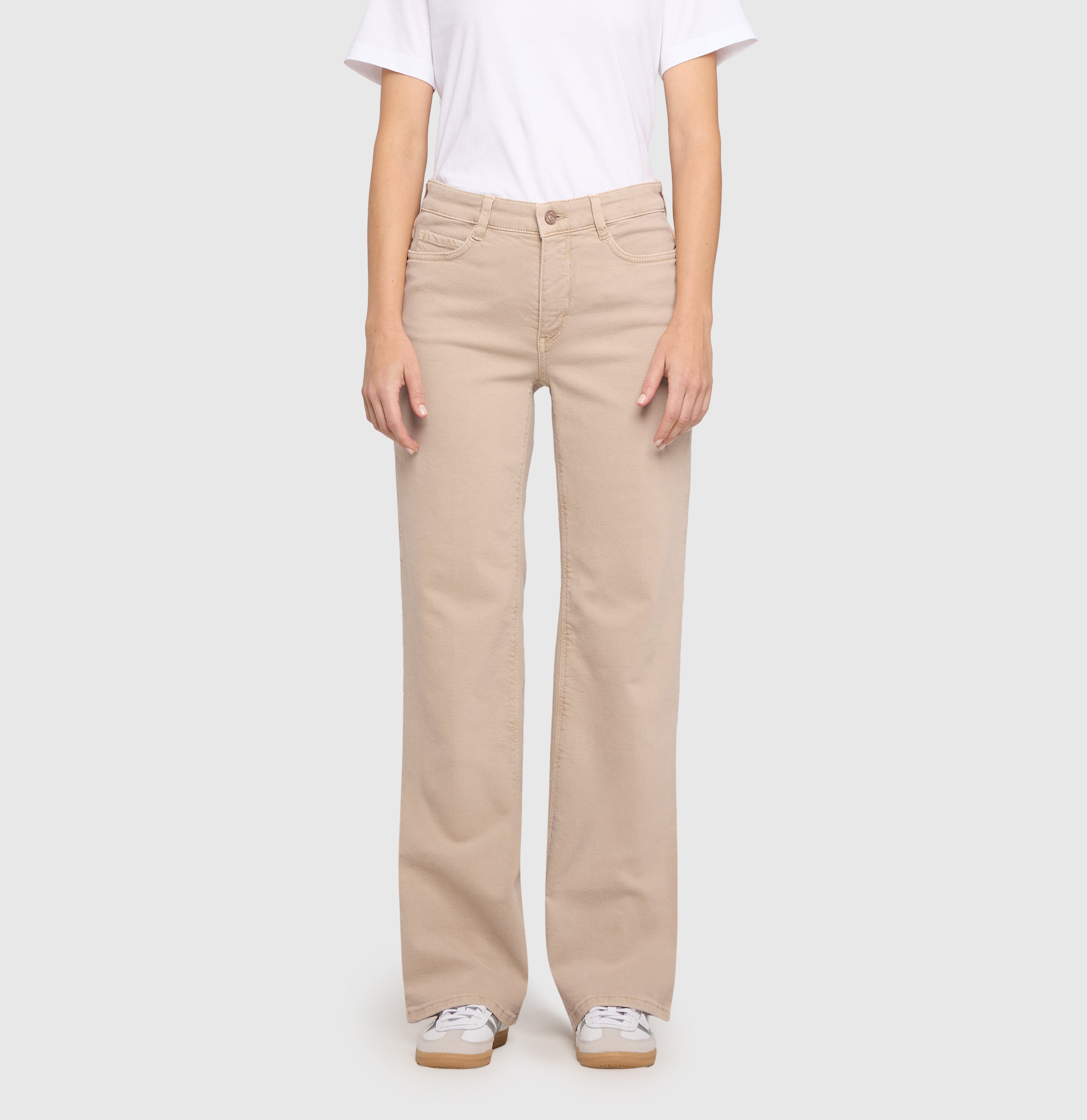 Wide coloured jeans with fine creases. | WIDE | light shadow | Front view of model