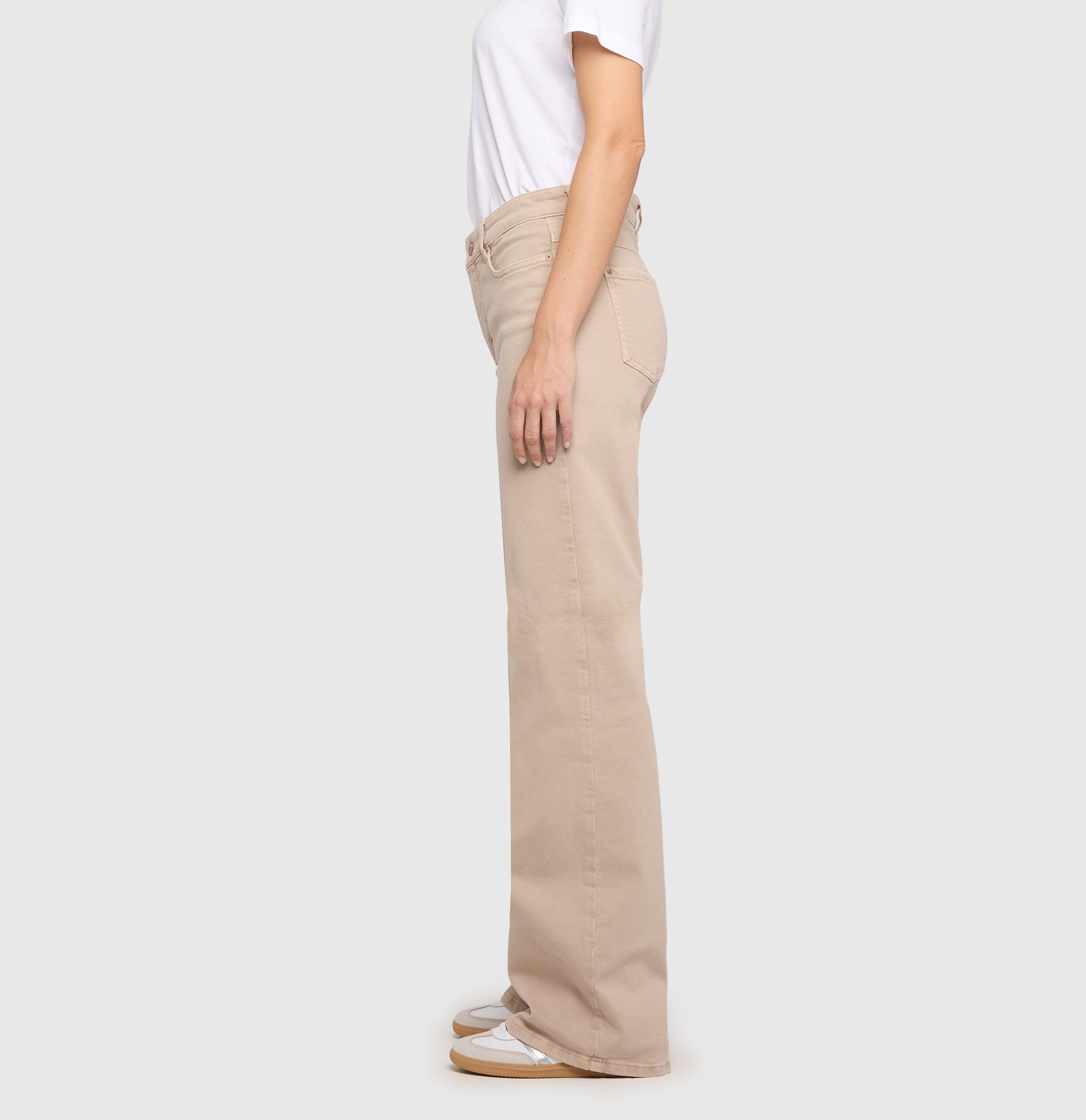 Wide coloured jeans with fine creases. | WIDE | light shadow | Side view of model