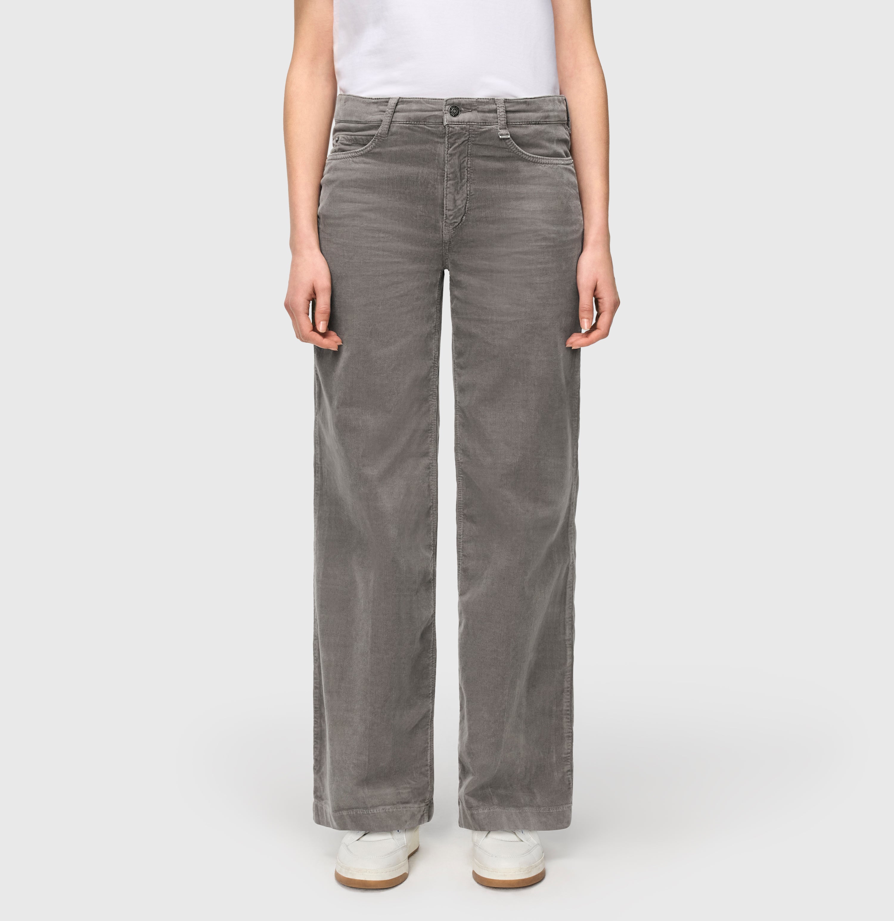 Wide, comfortable trousers made of soft baby corduroy. | WIDE | dark gull grey PPT | Side view of model