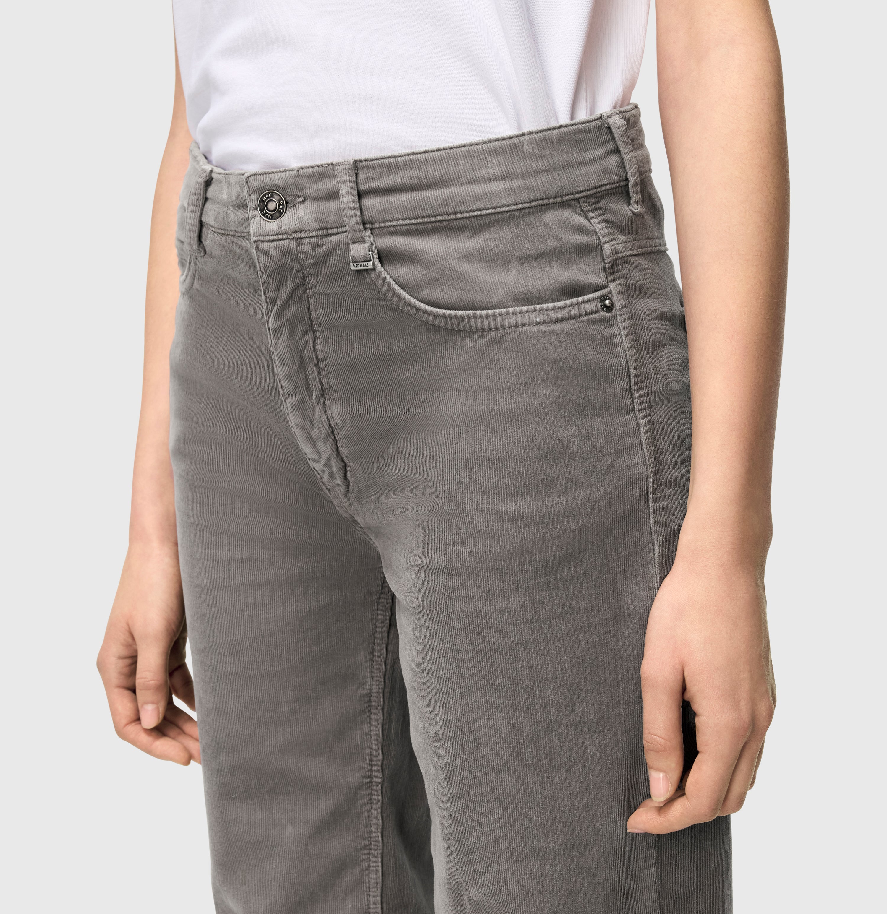 Wide, comfortable trousers made of soft baby corduroy. | WIDE | dark gull grey PPT | Detailed view 3 of model