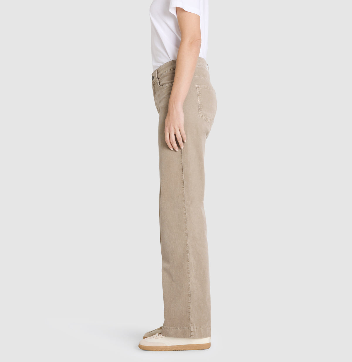 | WIDE | windspray beige | Side view of model