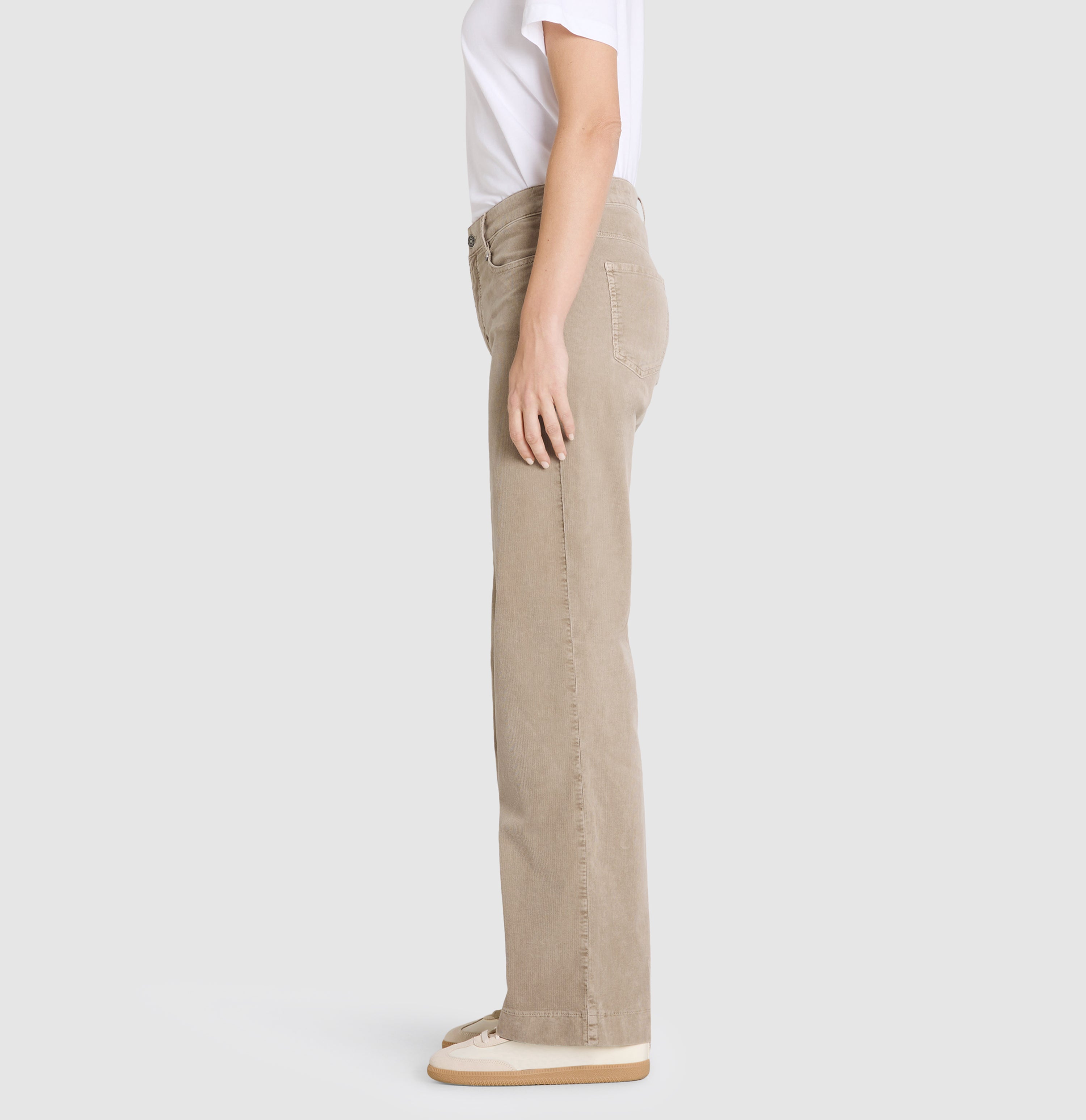 Wide, comfortable trousers made of soft baby corduroy. | WIDE | windspray beige | Side view of model