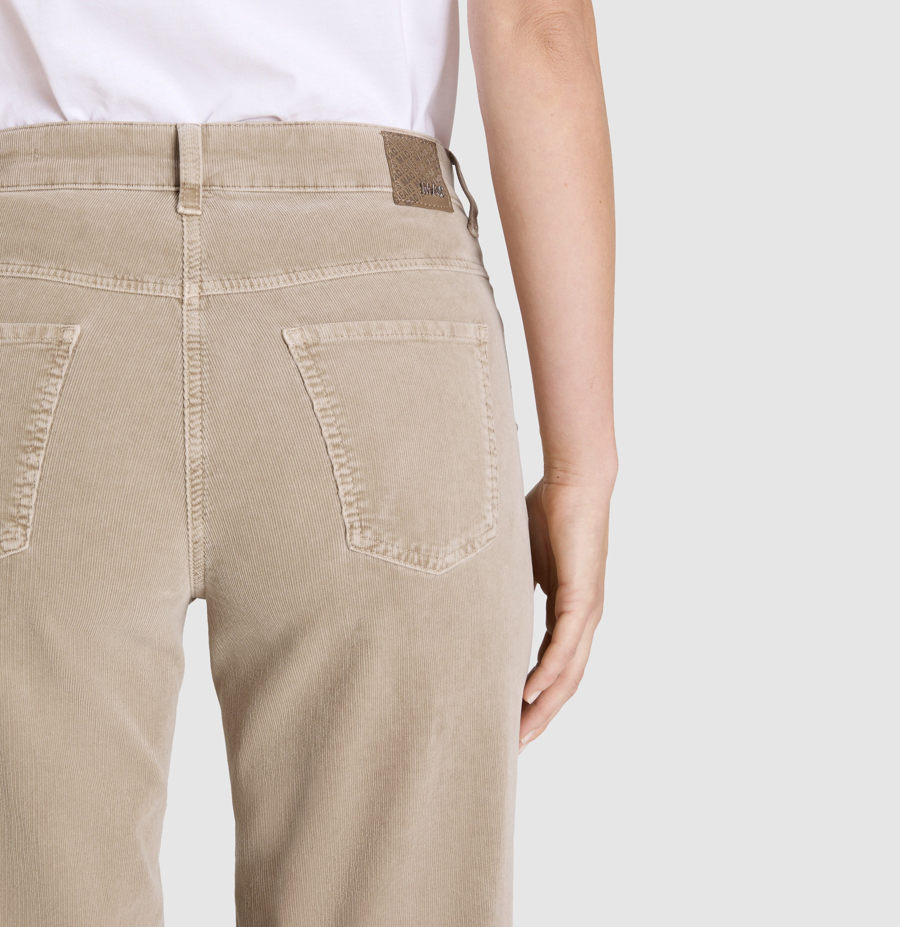 Wide, comfortable trousers made of soft baby corduroy. | WIDE | windspray beige | Detailed view 2 of model