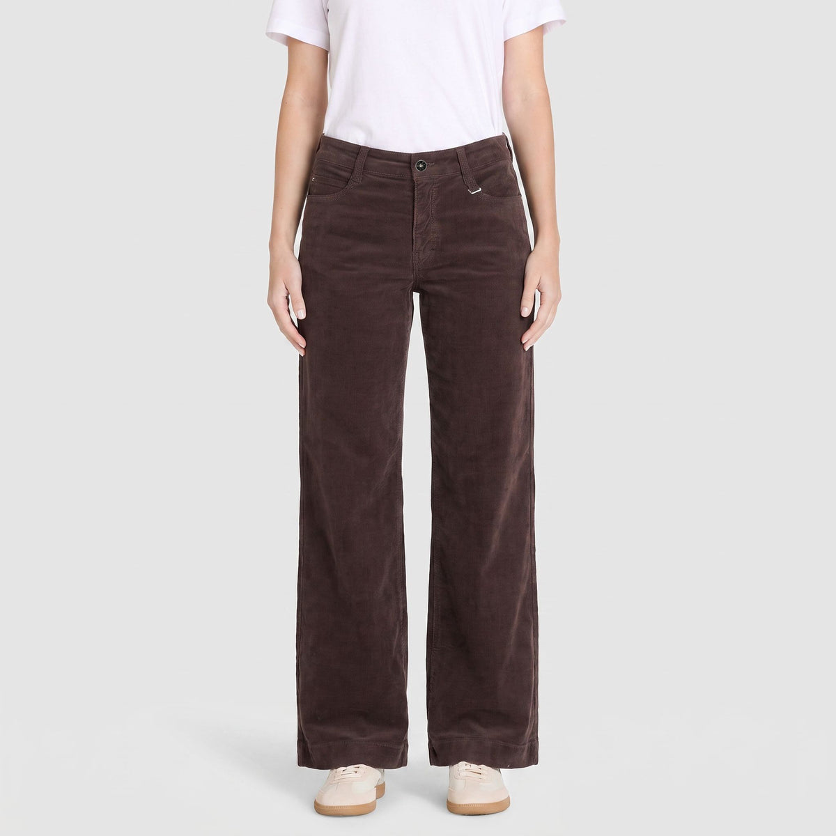 Wide trousers made of soft baby corduroy. | WIDE | truffle brown PPT | Front view of model