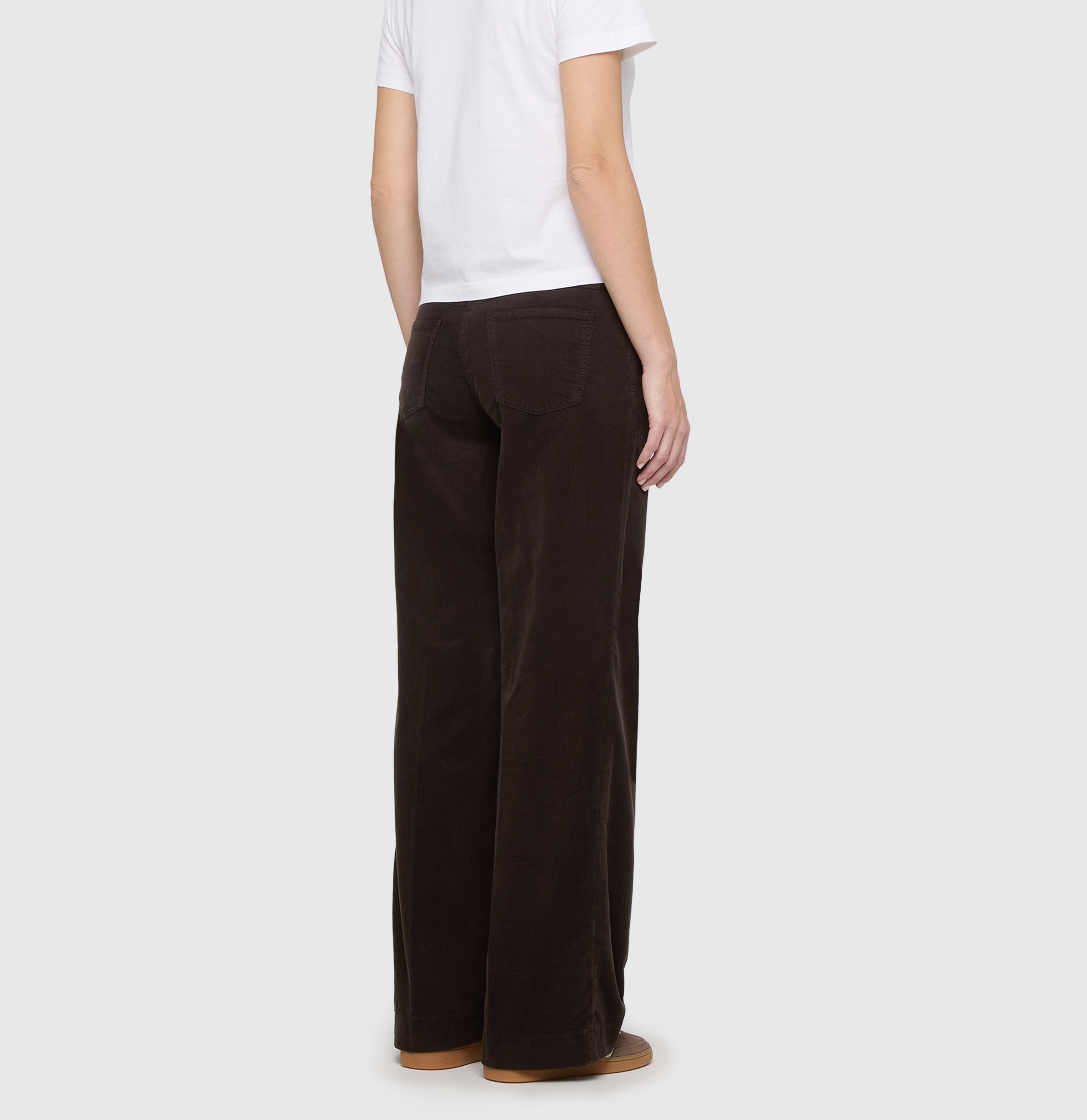 Wide, comfortable trousers made of soft baby corduroy. | WIDE | chocolate bean PPT | Back view of model