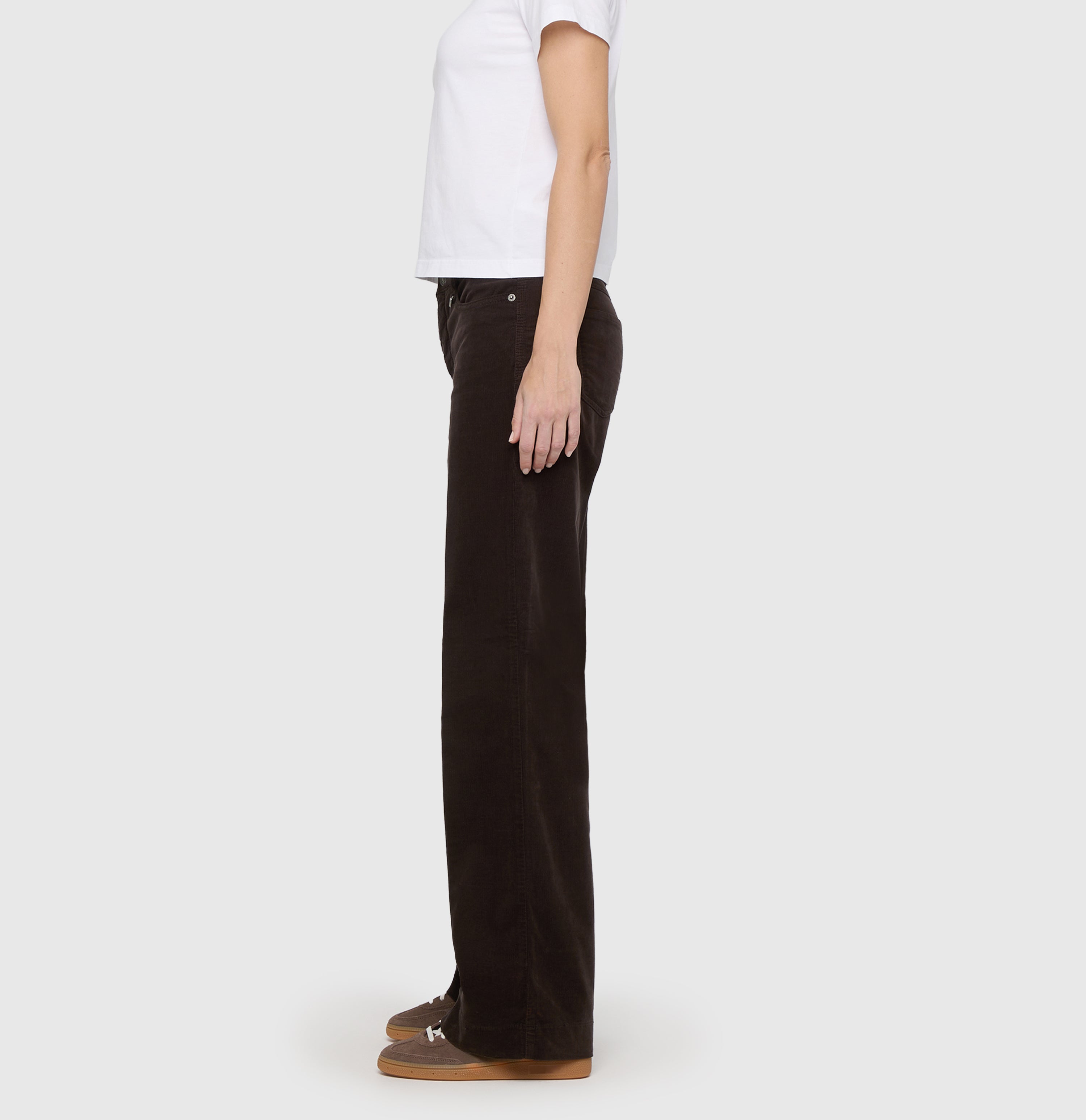 Wide, comfortable trousers made of soft baby corduroy. | WIDE | chocolate bean PPT | Side view of model