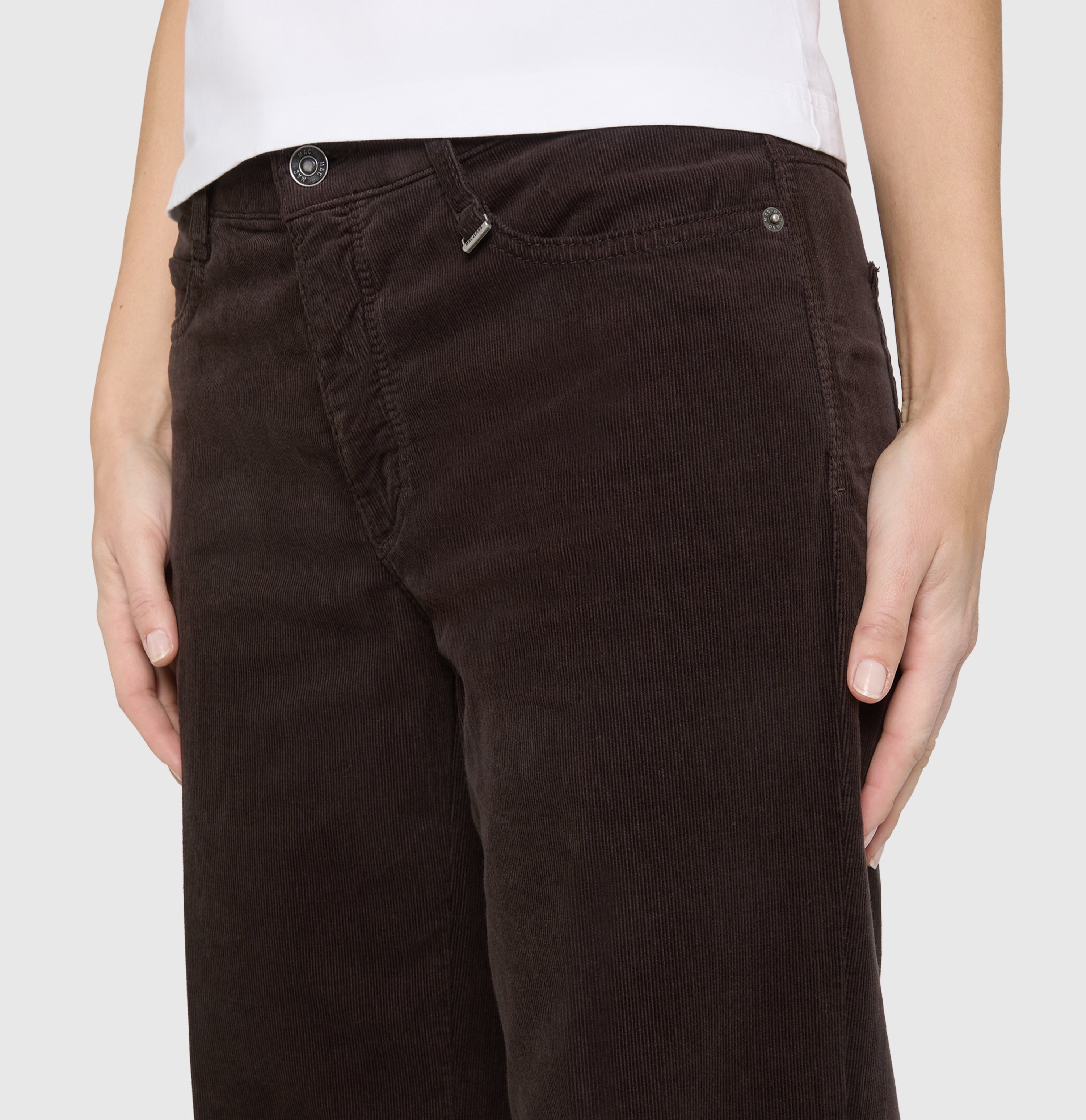 Wide, comfortable trousers made of soft baby corduroy. | WIDE | chocolate bean PPT | Detailed view 3 of model