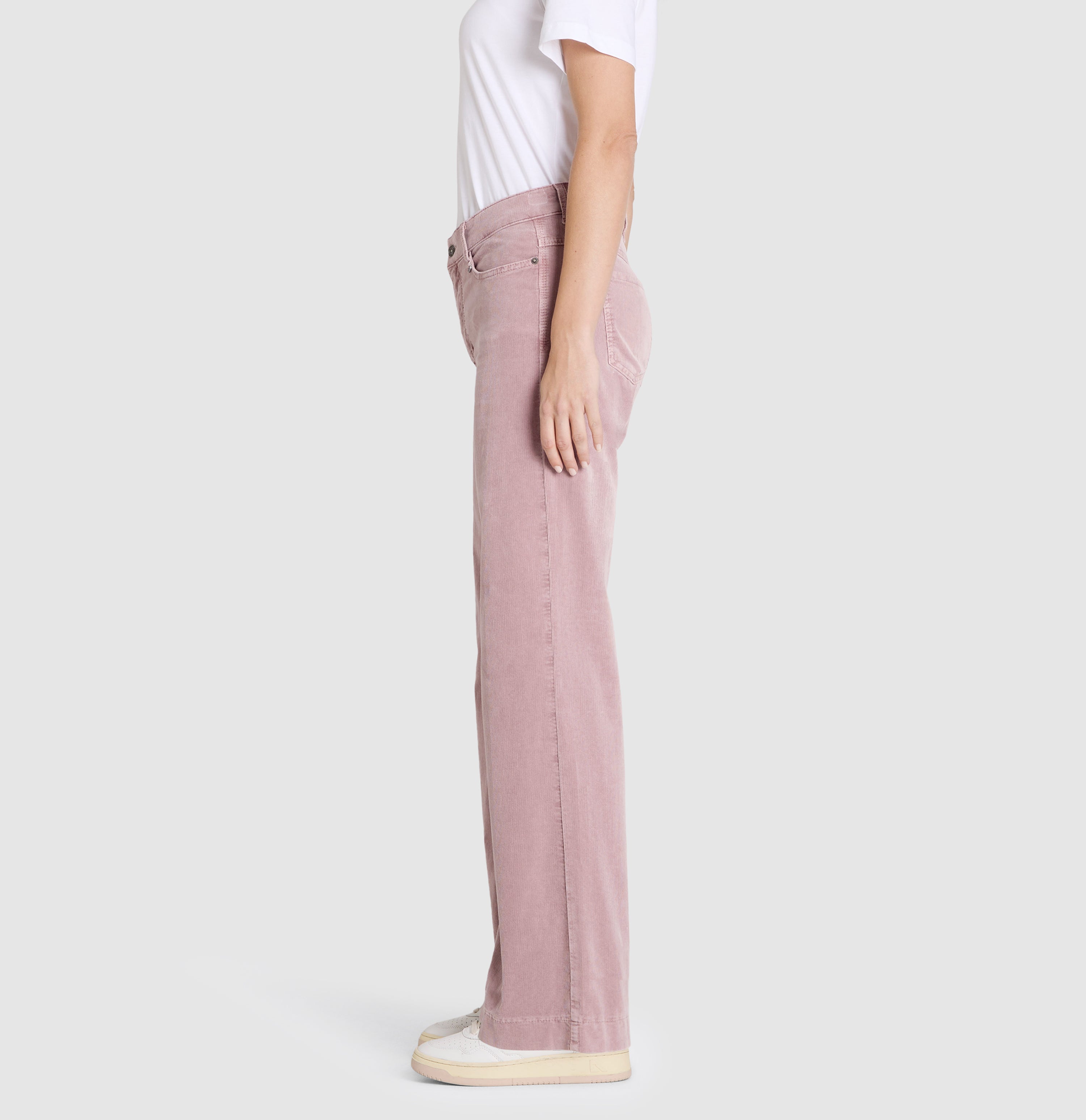 Wide, comfortable trousers made of soft baby corduroy. | WIDE | autumn rose | Side view of model