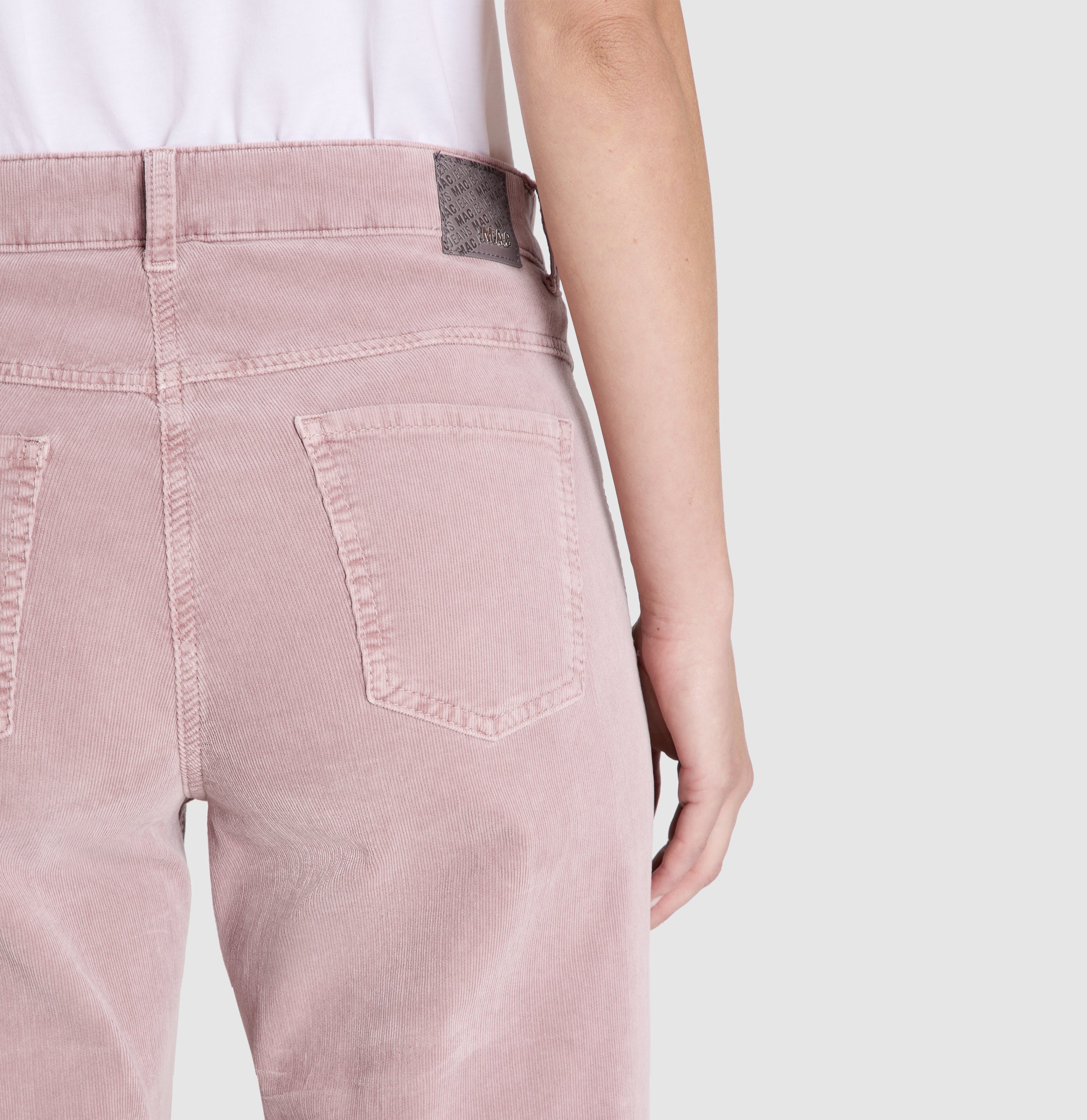 Wide, comfortable trousers made of soft baby corduroy. | WIDE | autumn rose | Detailed view 2 of model