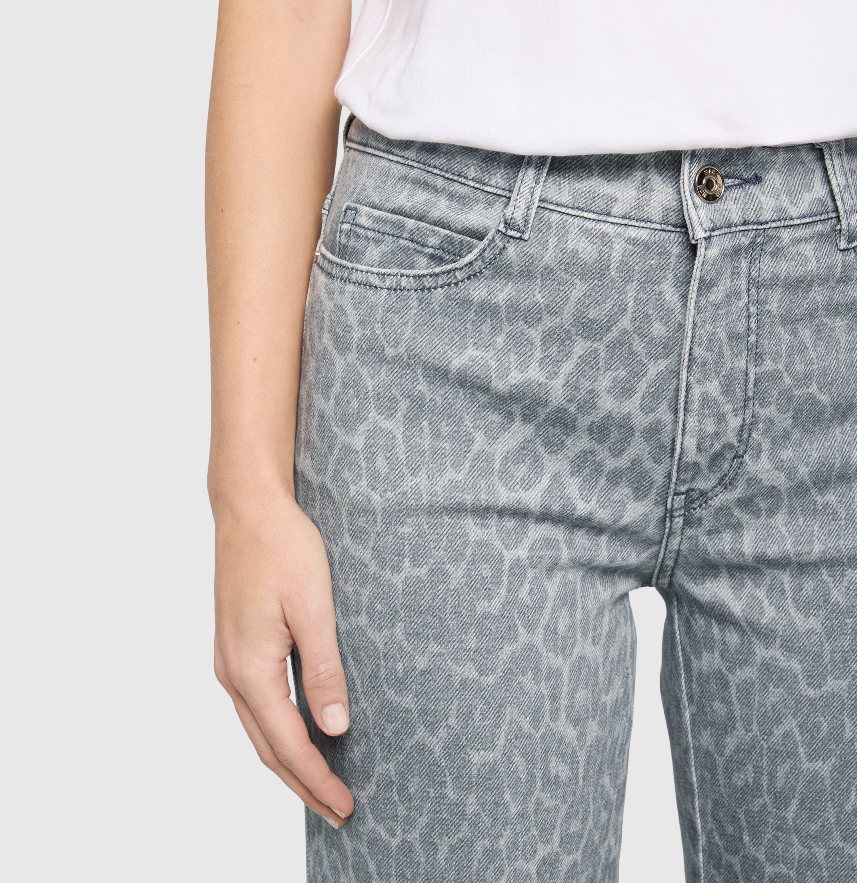 Wide fit with a modern leopard print. | WIDE | stormy weather leo | Detailed view 3 of model