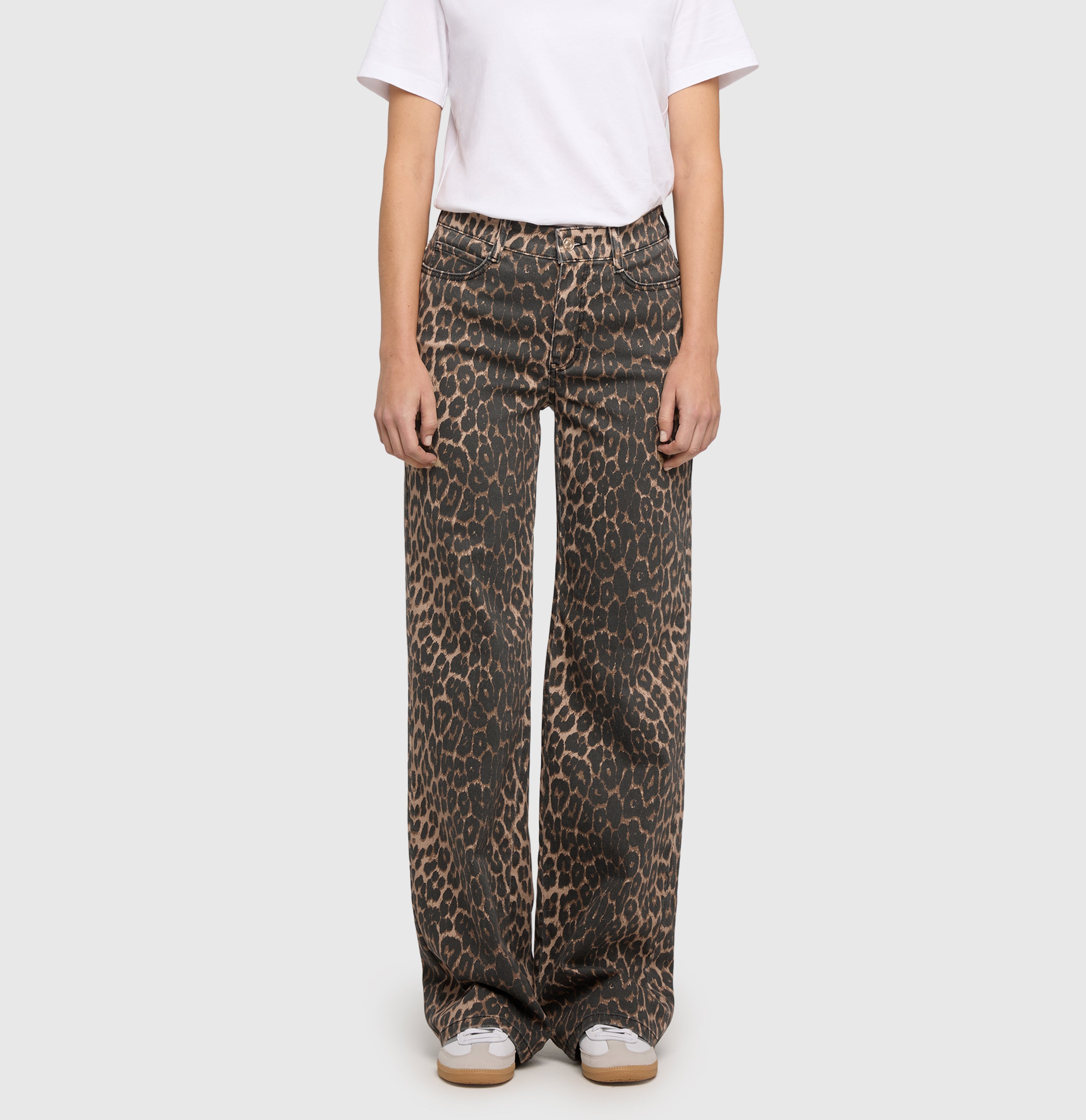 Wide fit with a modern leopard print. | WIDE | light cognac leo | Front view of model