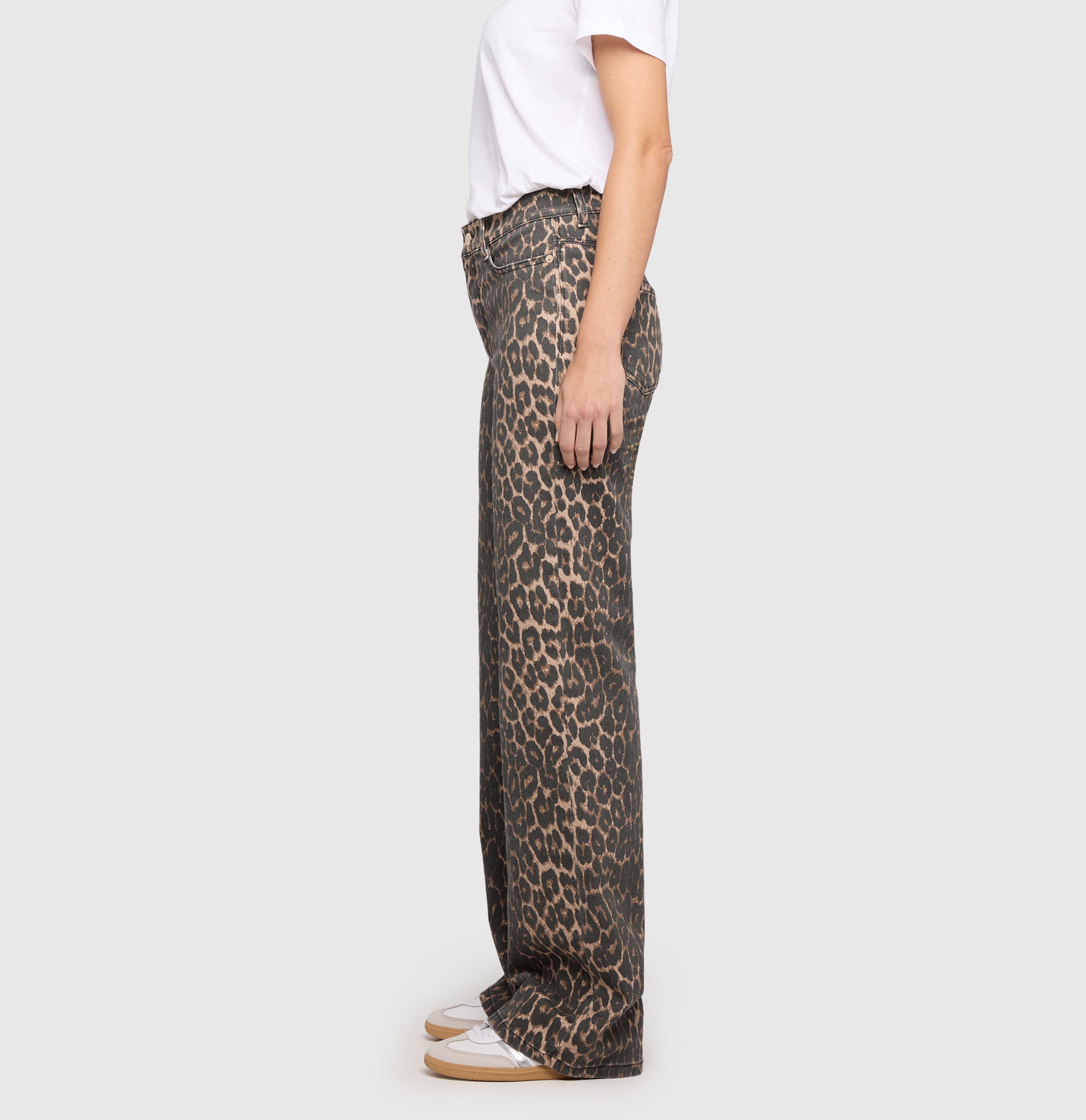 Wide fit with a modern leopard print. | WIDE | light cognac leo | Side view of model