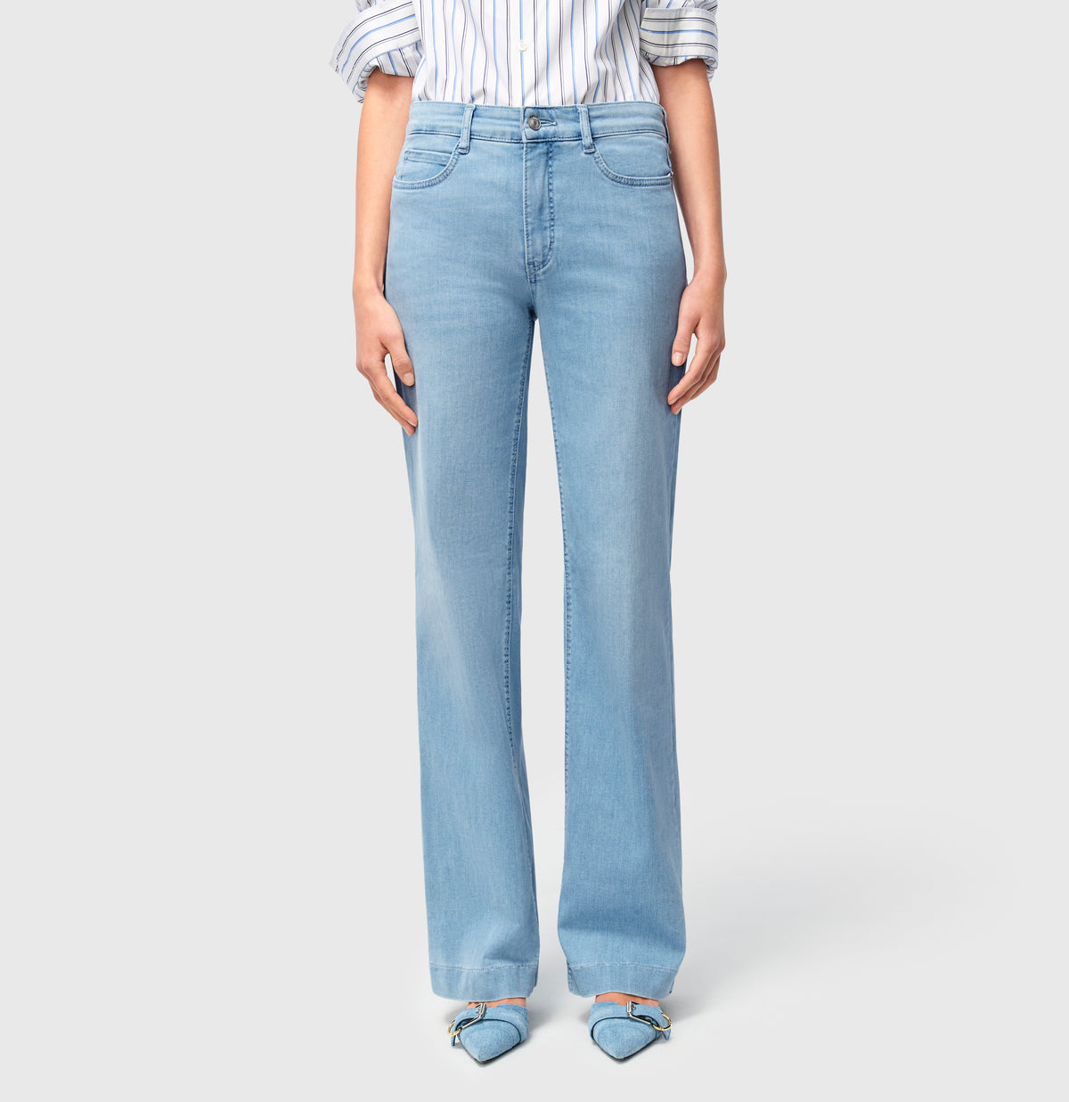 Wide fit in a flexible denim material. | WIDE | sun bleach authentic | Front view of model