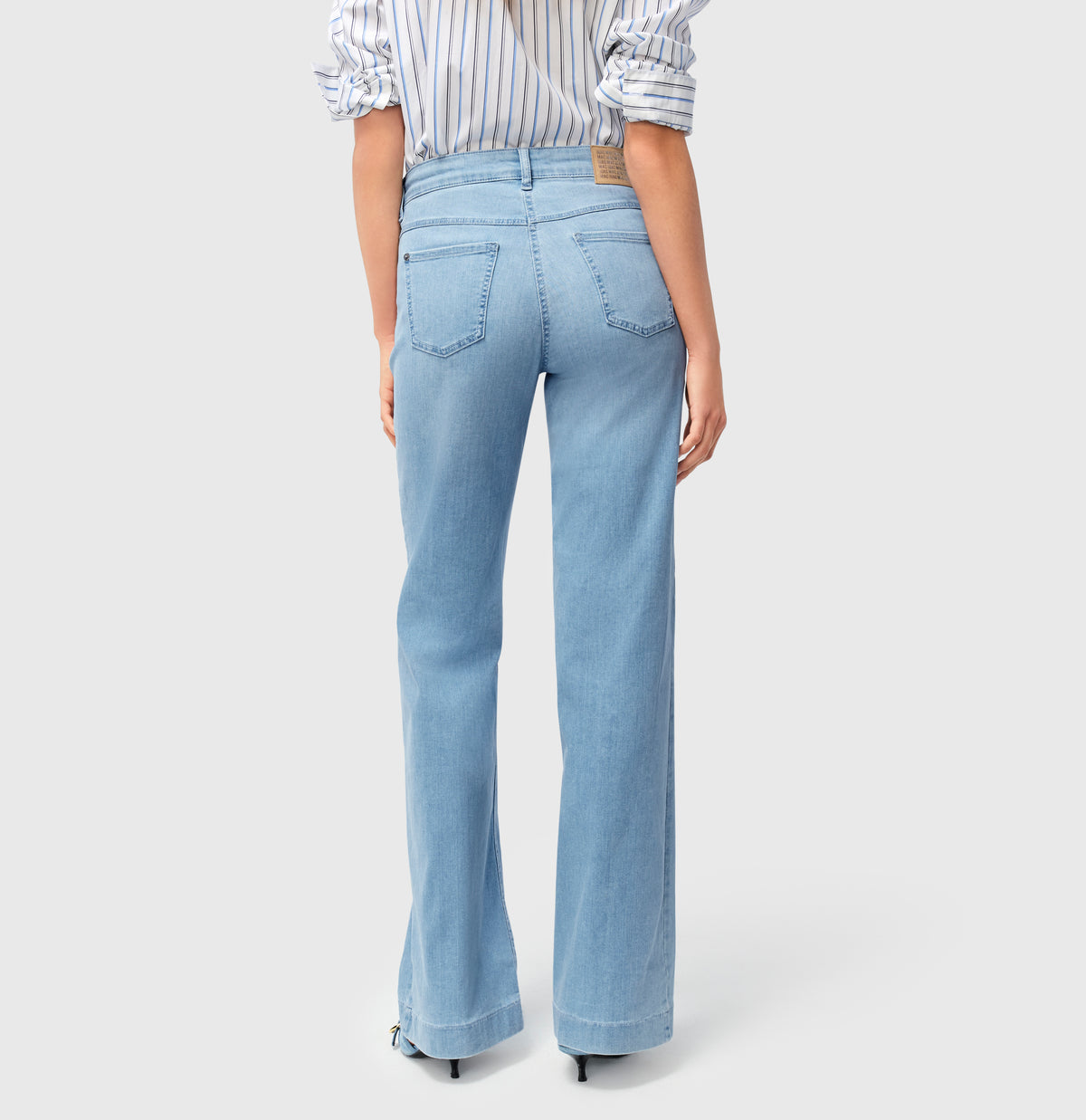 Wide fit in a flexible denim material. | WIDE | sun bleach authentic | Back view of model