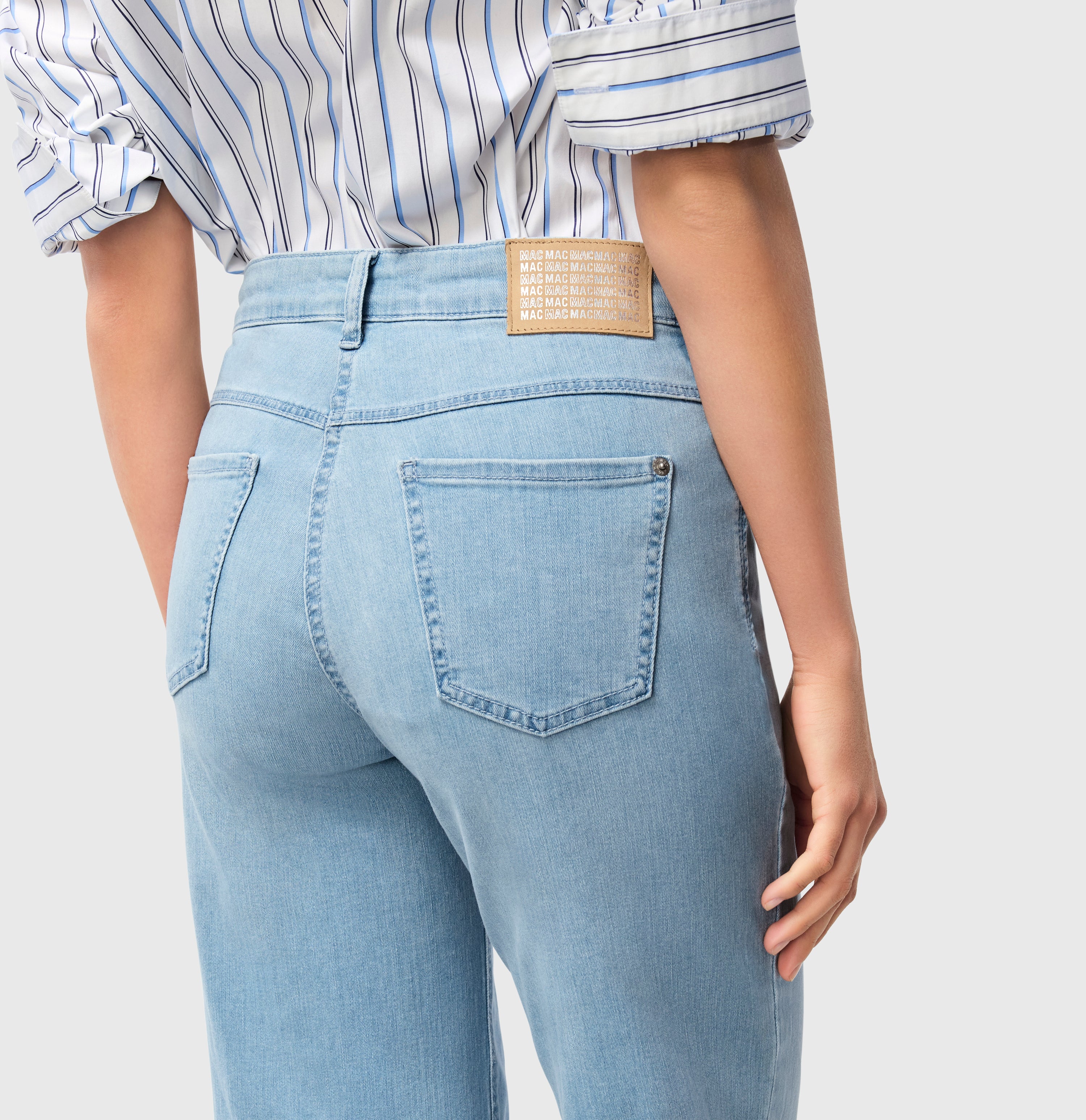 Wide fit in a flexible denim material. | WIDE | sun bleach authentic | Detailed view 3 of model