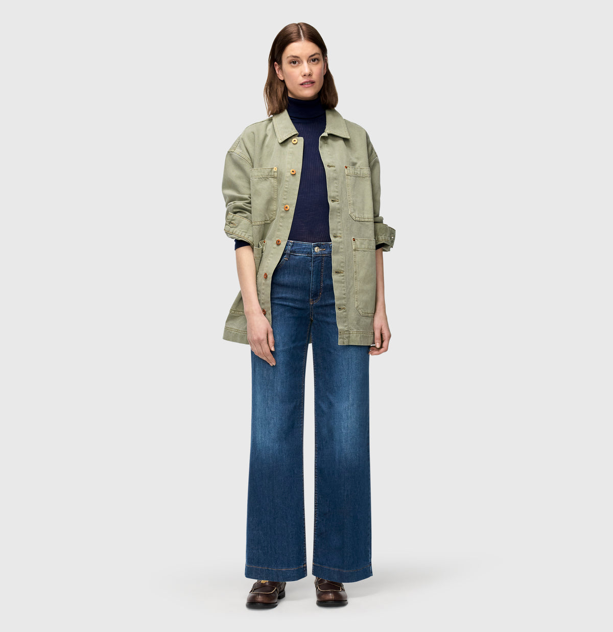 Wide jeans with fine creases. | WIDE | fashion blue washed | Full-body of model