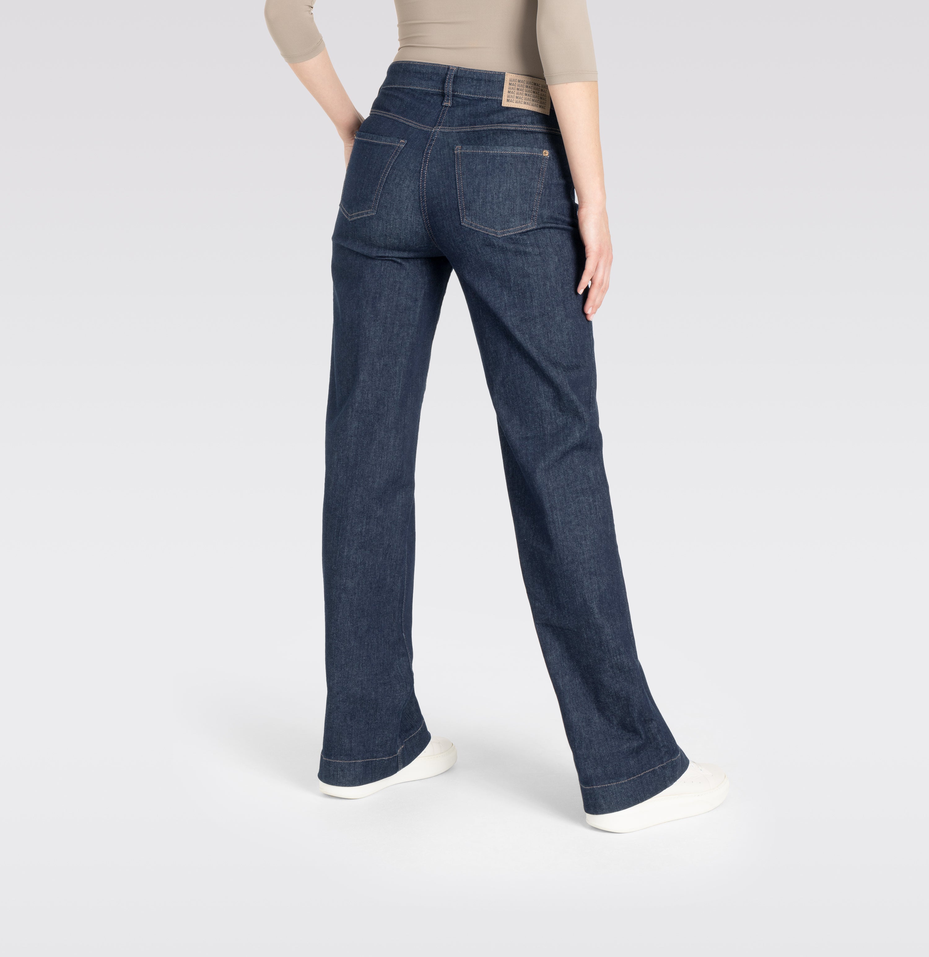 Wide, elastic jeans with an authentic look. | S-NAME | S-FBBZ | Back view of model