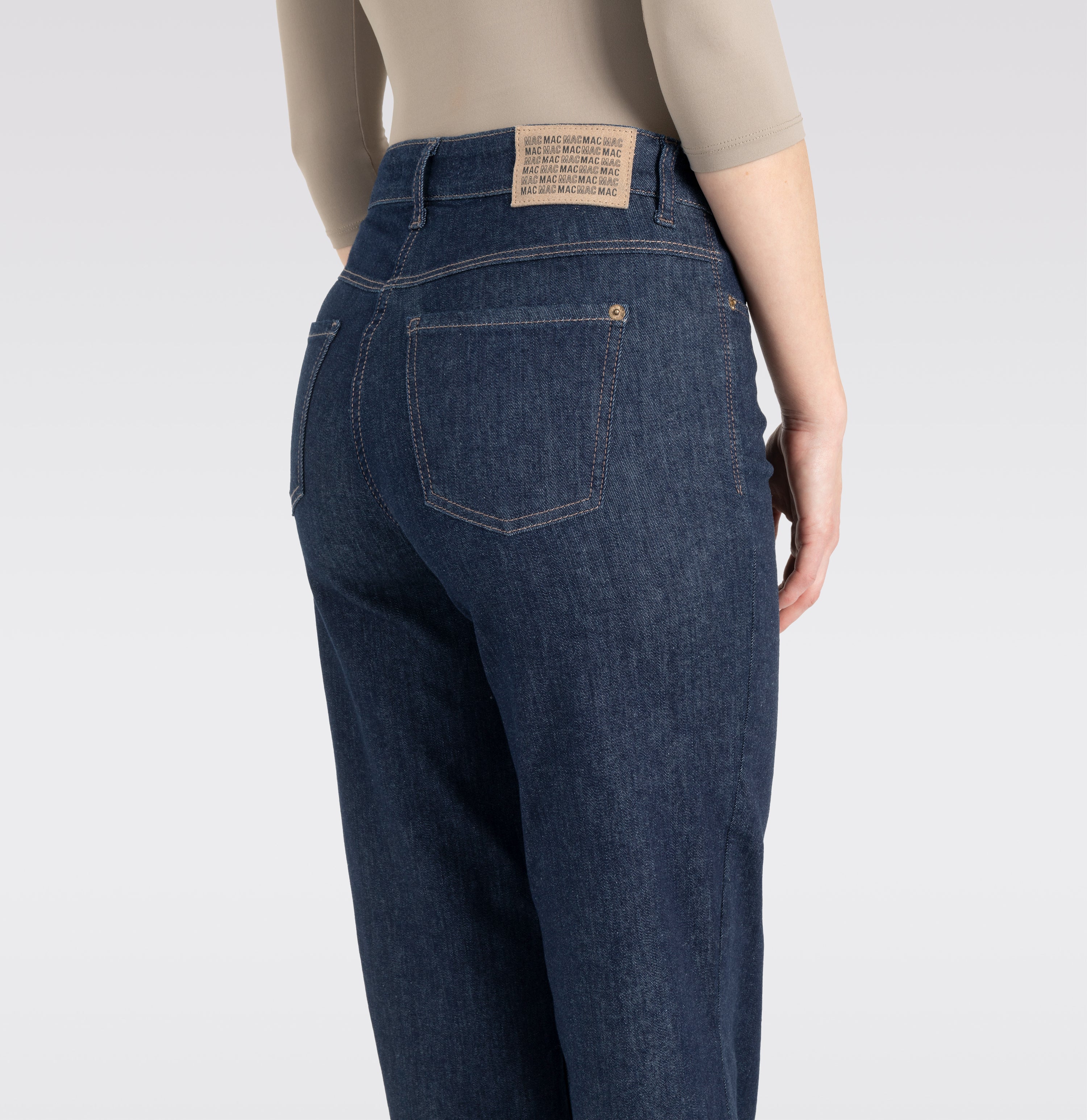 Wide jeans with fine creases. | WIDE | fashion rinsed | Detailed view 2 of model