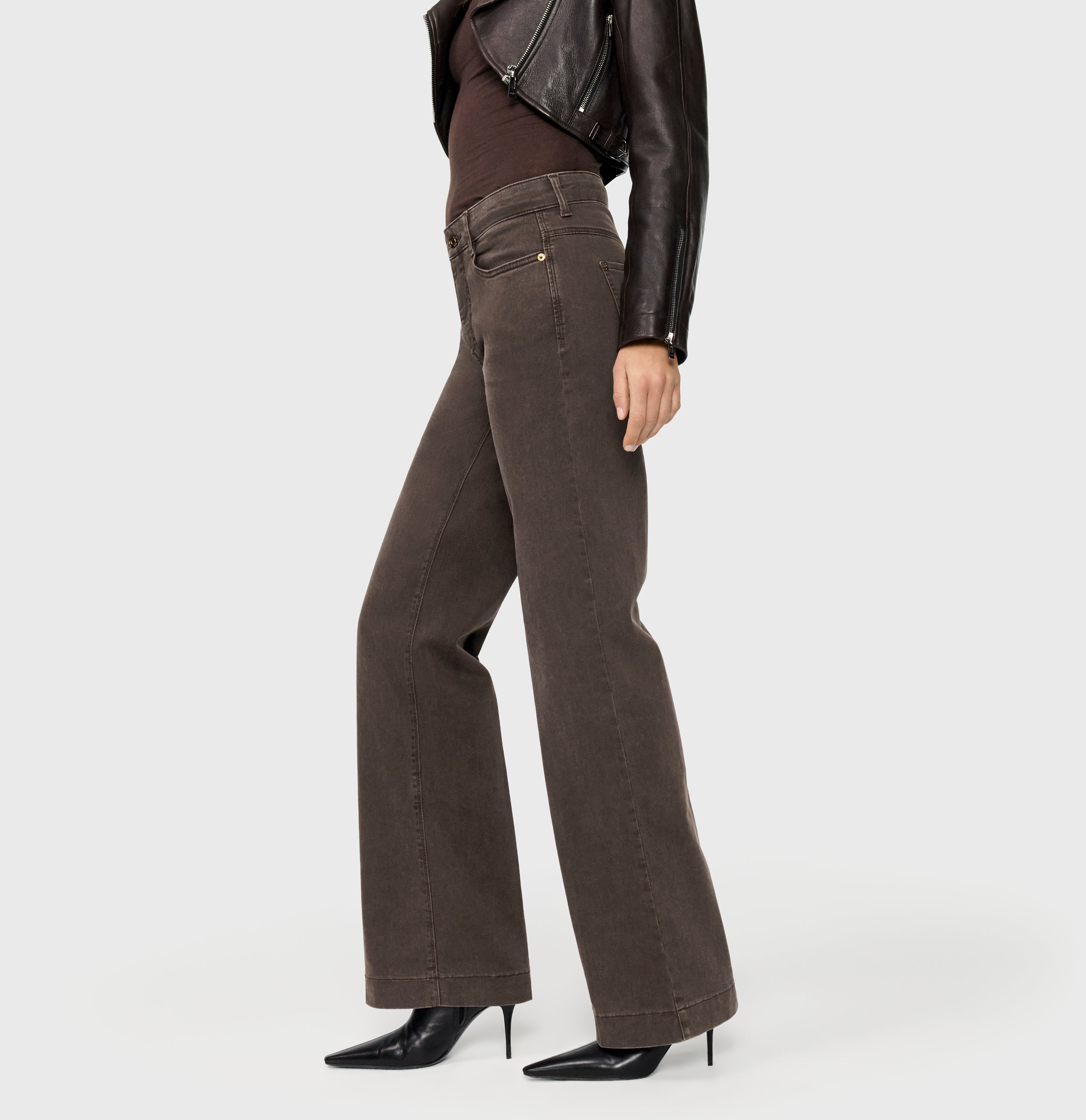 Wide jeans with fine creases. | WIDE | brown stone wash | Side view of model