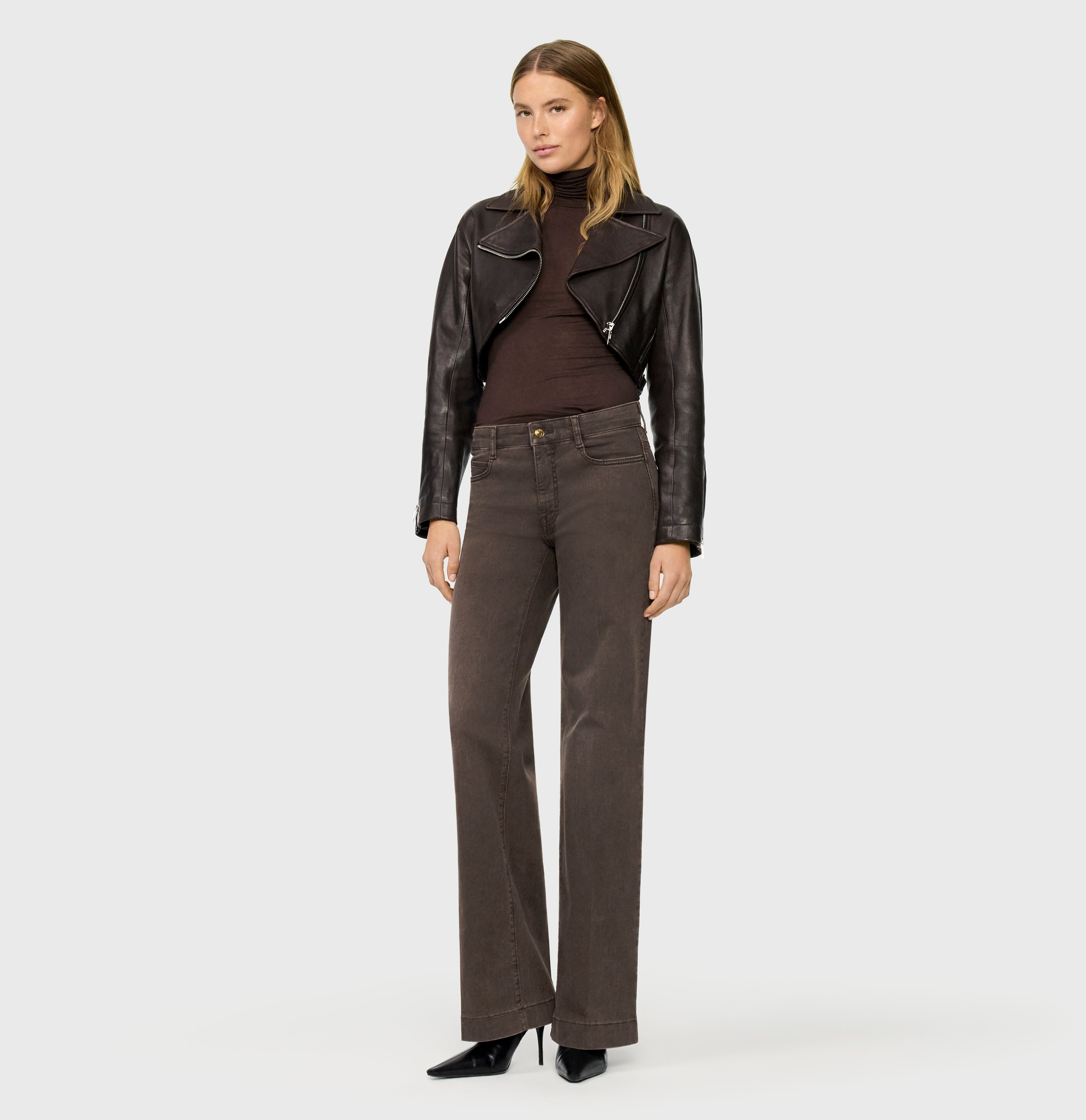 Wide jeans with fine creases. | WIDE | brown stone wash | Full-body of model