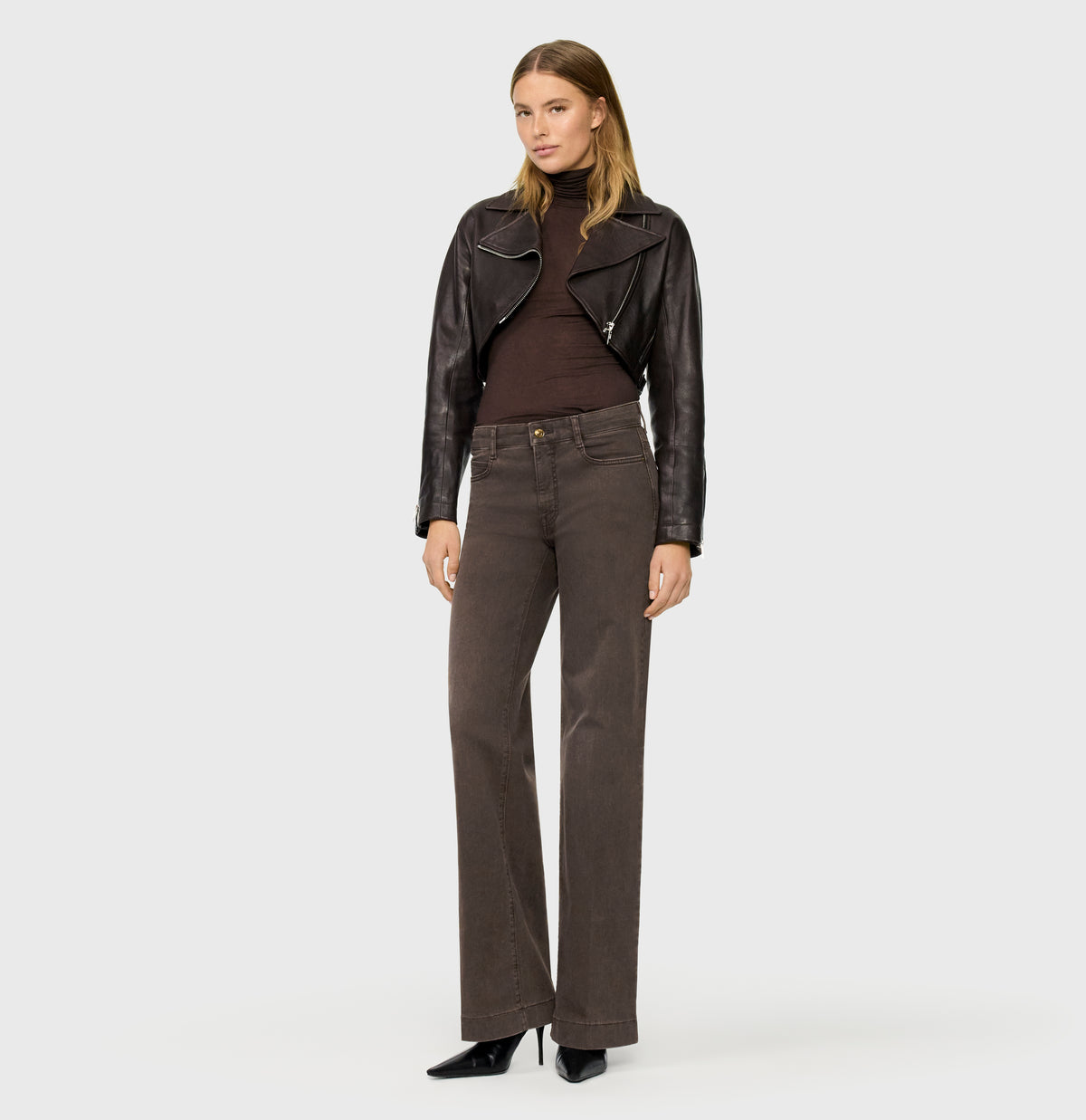 Wide jeans with fine creases. | WIDE | brown stone wash | Full-body of model