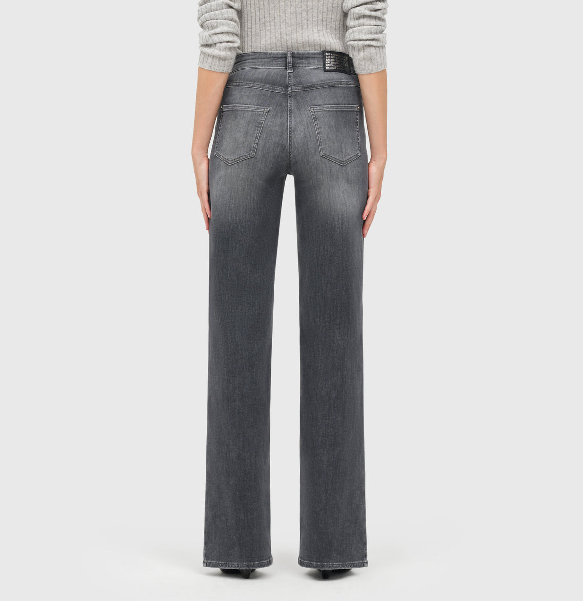 Wide jeans with fine creases. | WIDE | grey heavy used wash | Back view of model