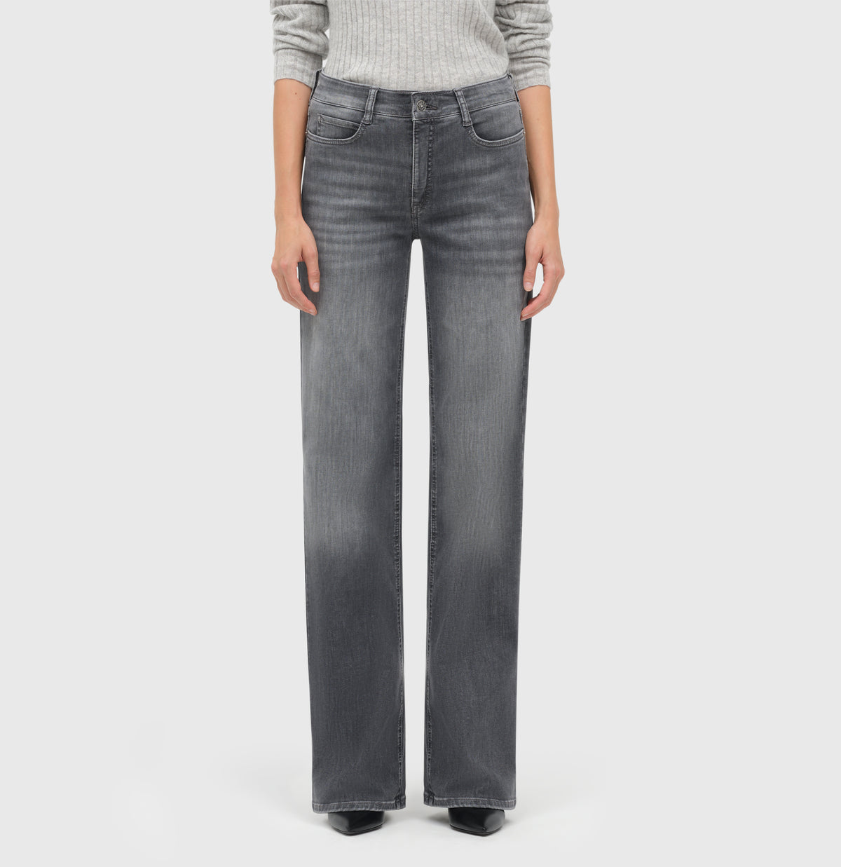 Wide jeans with fine creases. | WIDE | grey heavy used wash | Detailed view 2 of model