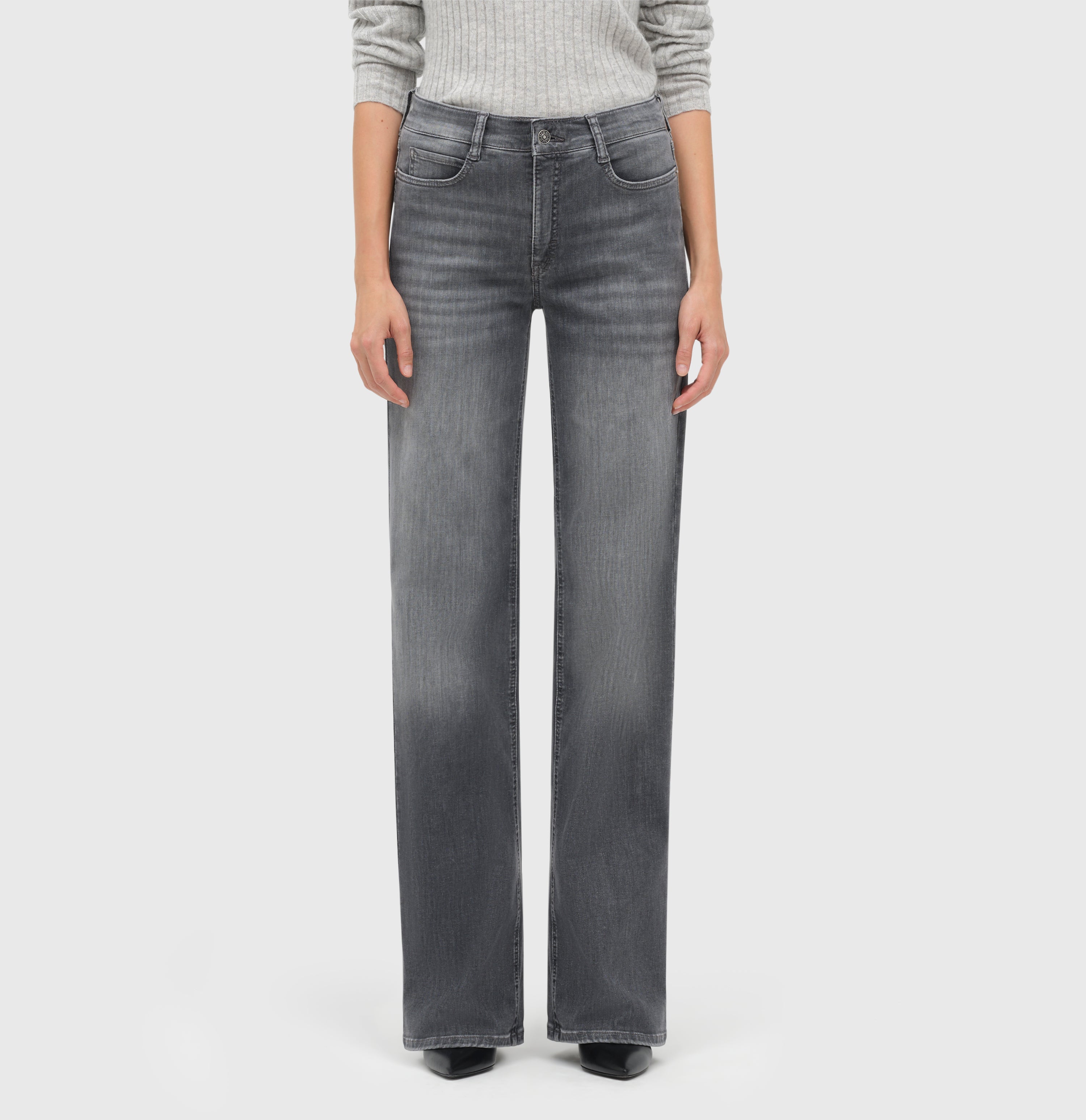 Wide jeans with fine creases. | WIDE | grey heavy used wash | Detailed view 2 of model