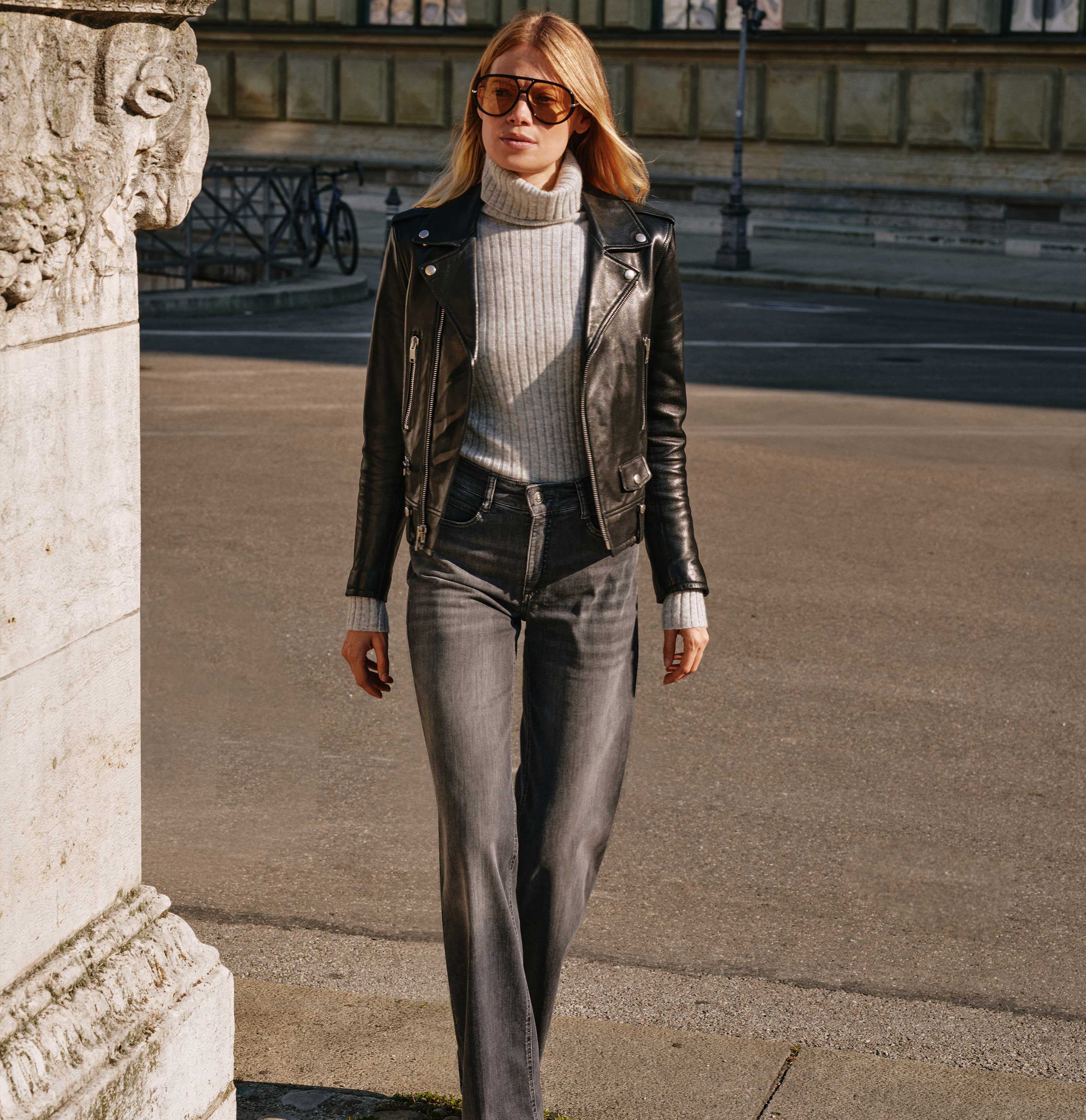 Wide jeans with fine creases. | WIDE | grey heavy used wash | Campaign image 3