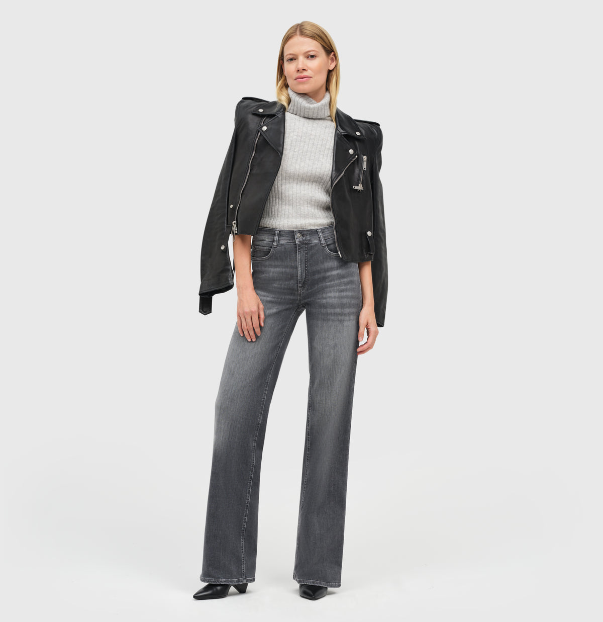 Wide jeans with fine creases. | WIDE | grey heavy used wash | Full-body of model