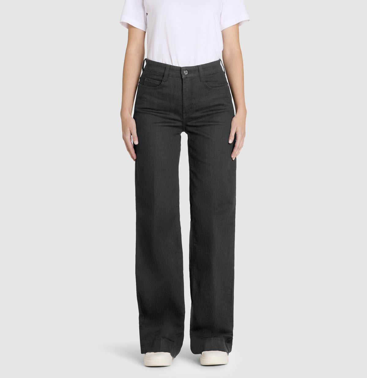 Wide jeans with fine creases. | WIDE | black-black | Front view of model