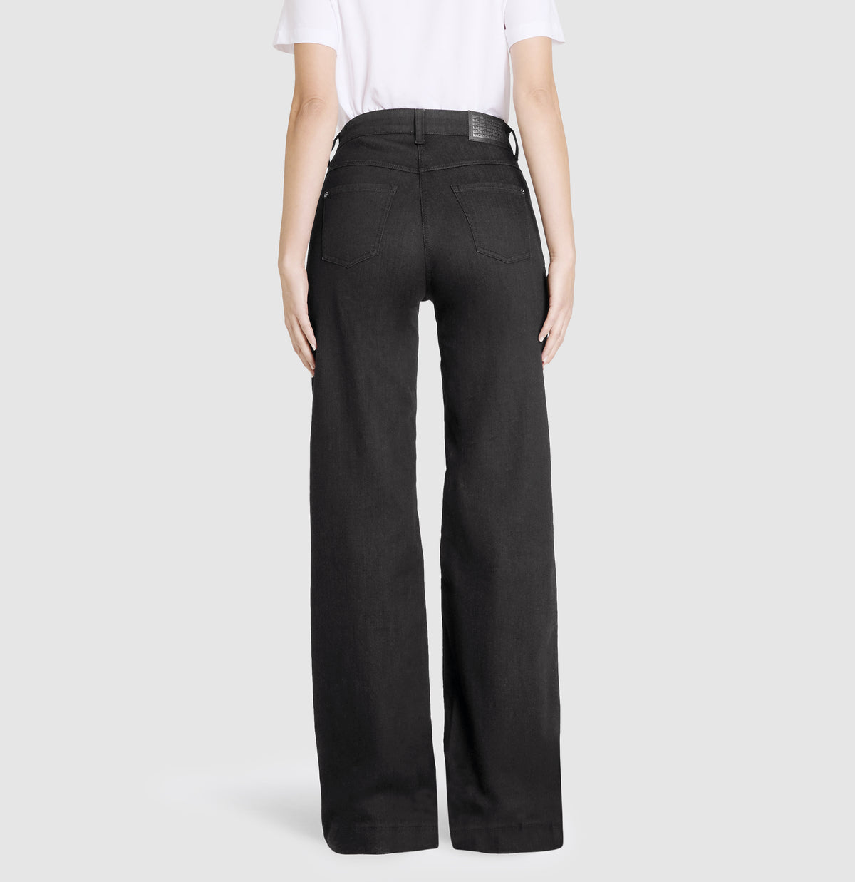 Wide jeans with fine creases. | WIDE | black-black | Back view of model