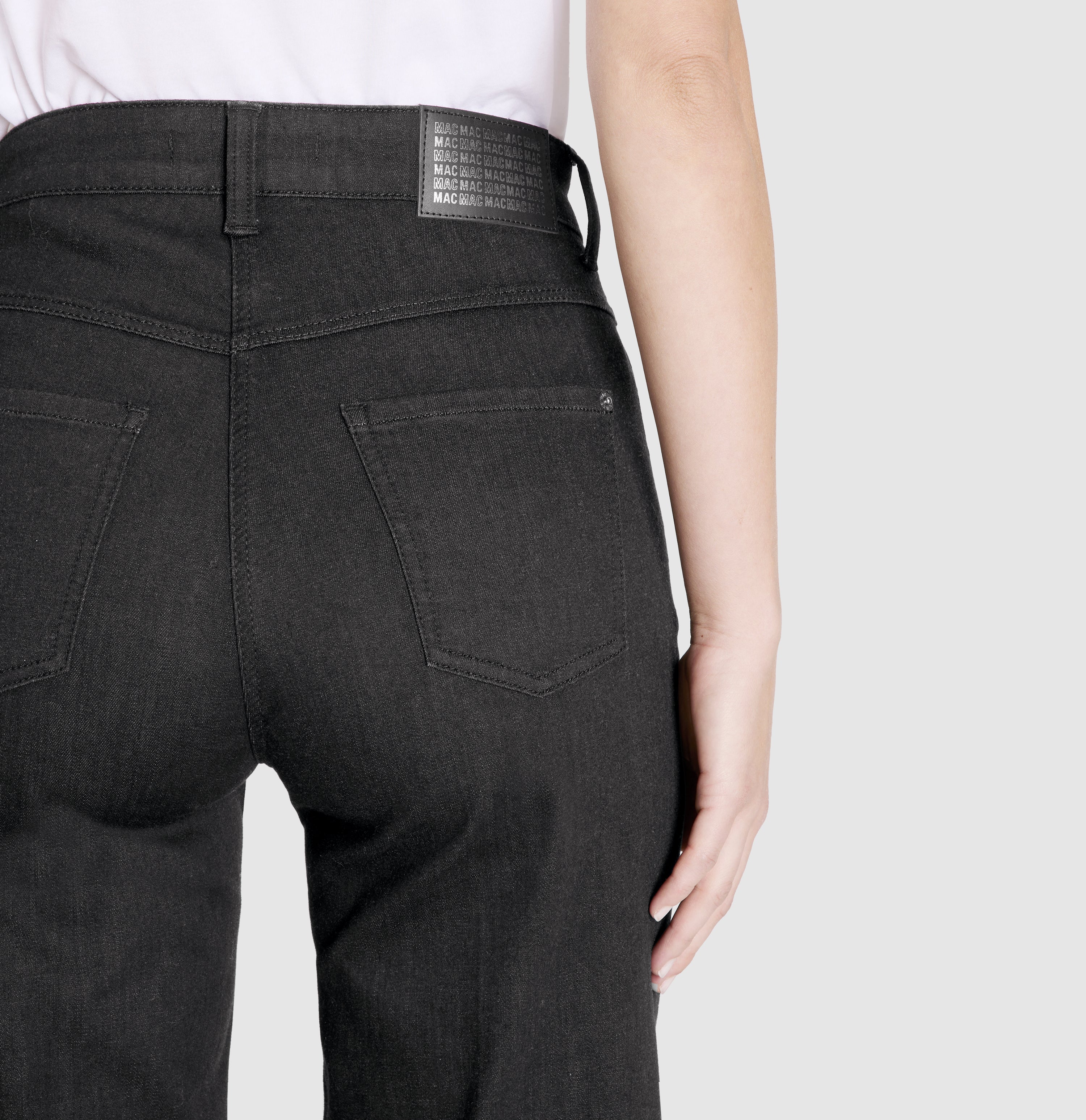 Wide, elastic jeans with an authentic look. | WIDE | black-black | Detailed view 2 of model